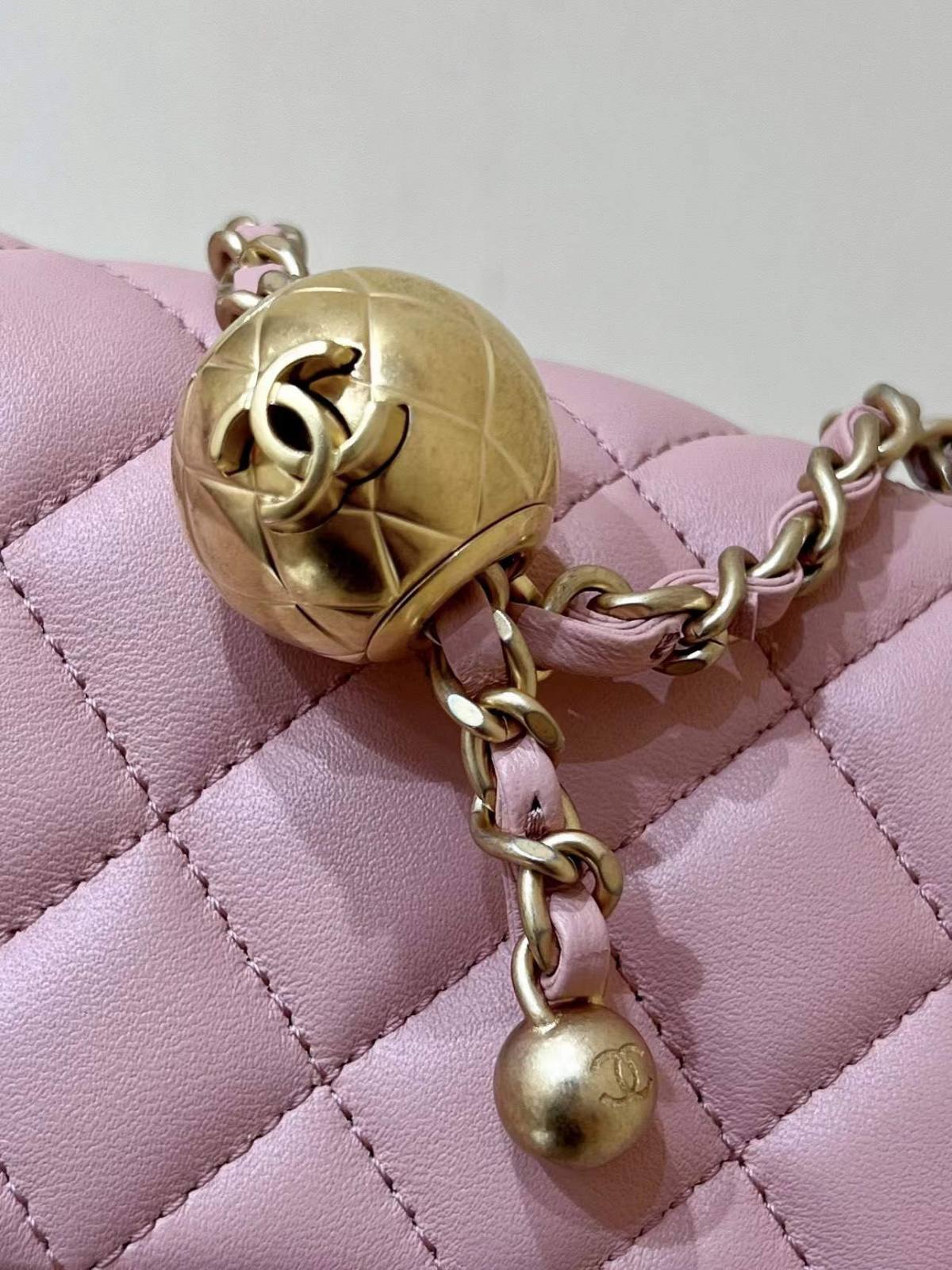 Ellebag super replica The Charming Allure of the Chanel Classic Flap with CC Gold Ball on Chain in Pink(2024 Dec Updated)-Ti o dara ju Didara iro Louis Vuitton apo Online itaja, Ajọra onise apo ru