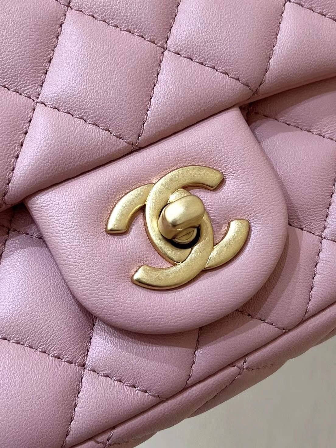 Ellebag super replica The Charming Allure of the Chanel Classic Flap with CC Gold Ball on Chain in Pink(2024 Dec Updated)-Ti o dara ju Didara iro Louis Vuitton apo Online itaja, Ajọra onise apo ru