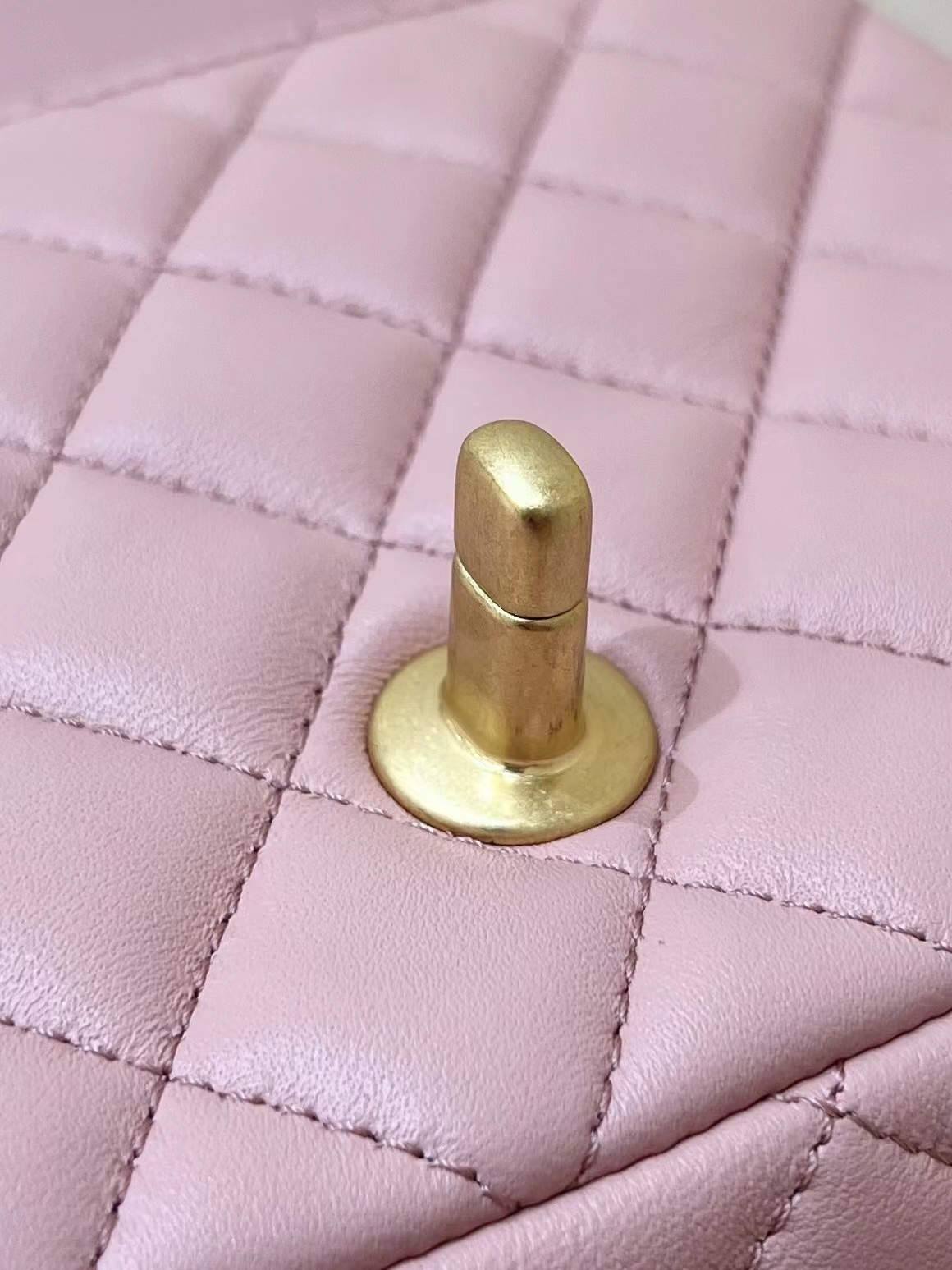 Ellebag super replica The Charming Allure of the Chanel Classic Flap with CC Gold Ball on Chain in Pink(2024 Dec Updated)-Ti o dara ju Didara iro Louis Vuitton apo Online itaja, Ajọra onise apo ru