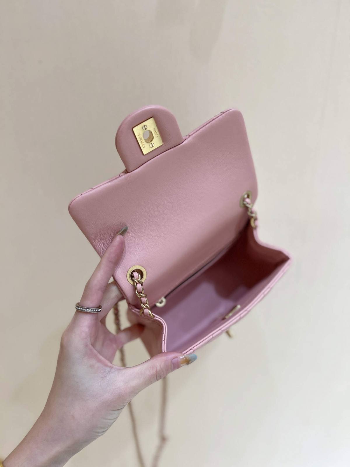 Ellebag super replica The Charming Allure of the Chanel Classic Flap with CC Gold Ball on Chain in Pink(2024 Dec Updated)-Ti o dara ju Didara iro Louis Vuitton apo Online itaja, Ajọra onise apo ru