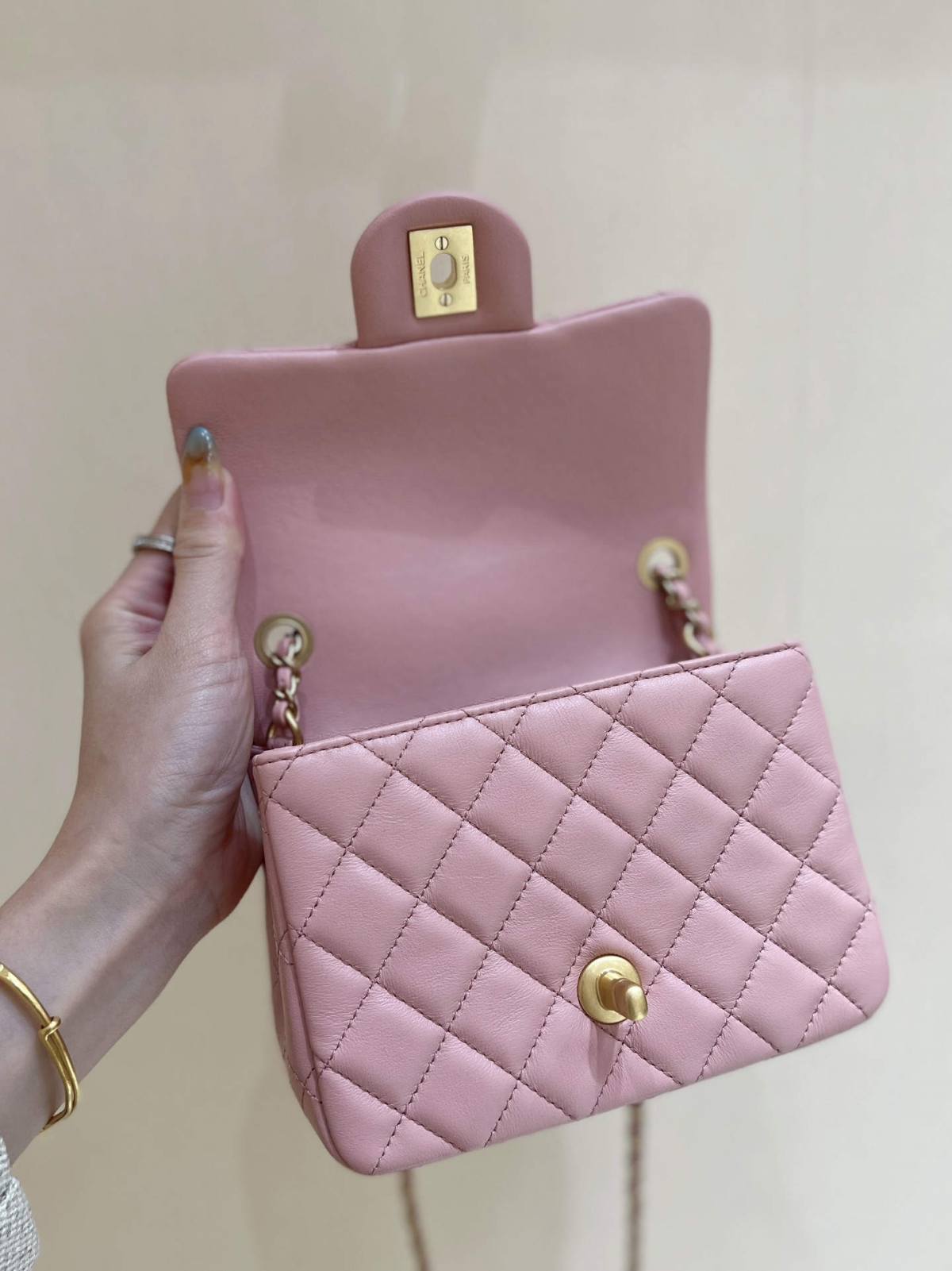 Ellebag super replica The Charming Allure of the Chanel Classic Flap with CC Gold Ball on Chain in Pink(2024 Dec Updated)-Ti o dara ju Didara iro Louis Vuitton apo Online itaja, Ajọra onise apo ru