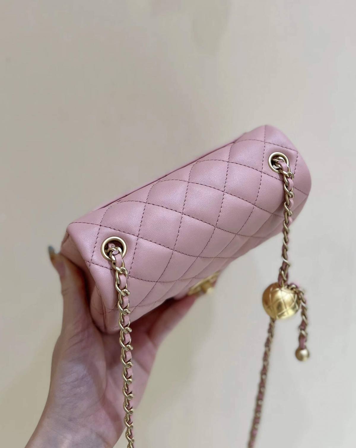 Ellebag super replica The Charming Allure of the Chanel Classic Flap with CC Gold Ball on Chain in Pink(2024 Dec Updated)-Ti o dara ju Didara iro Louis Vuitton apo Online itaja, Ajọra onise apo ru