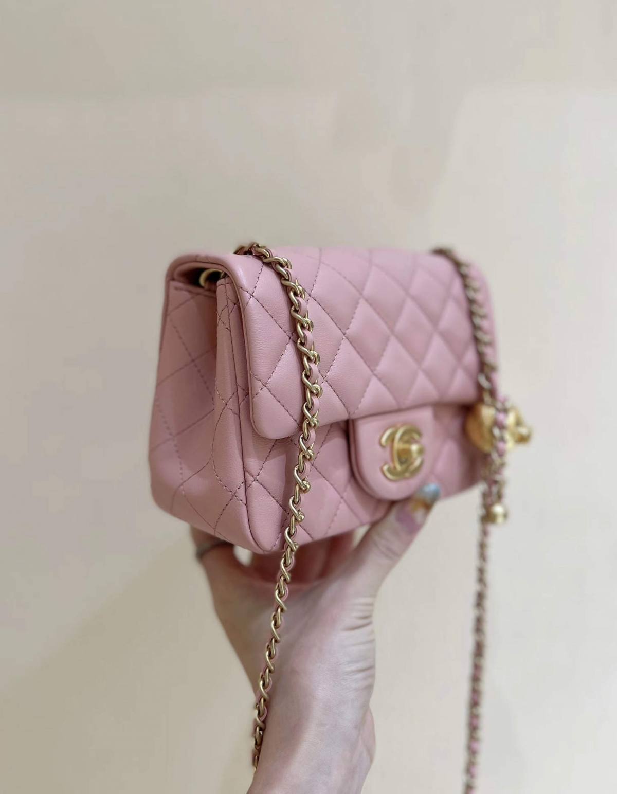 Ellebag super replica The Charming Allure of the Chanel Classic Flap with CC Gold Ball on Chain in Pink(2024 Dec Updated)-Ti o dara ju Didara iro Louis Vuitton apo Online itaja, Ajọra onise apo ru