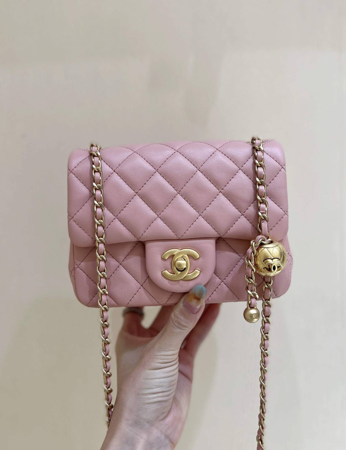 Ellebag super replica The Charming Allure of the Chanel Classic Flap with CC Gold Ball on Chain in Pink(2024 Dec Updated)-Ti o dara ju Didara iro Louis Vuitton apo Online itaja, Ajọra onise apo ru