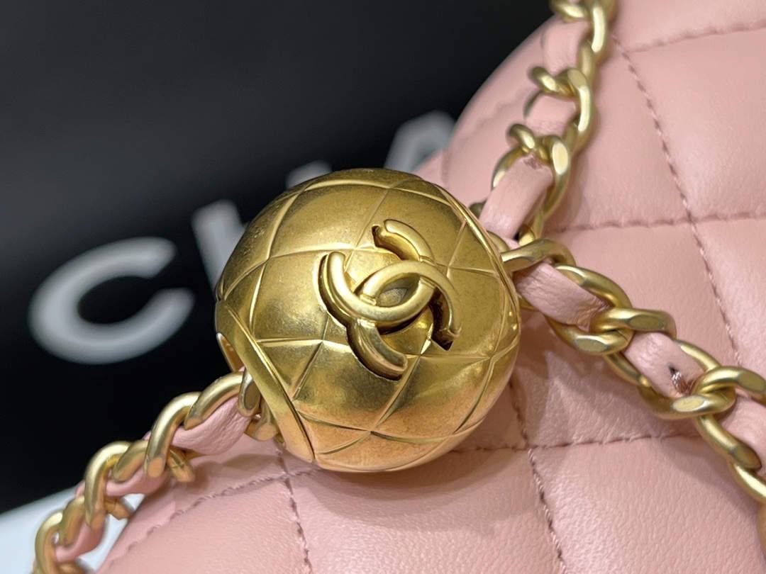 Ellebag super replica The Charming Allure of the Chanel Classic Flap with CC Gold Ball on Chain in Pink(2024 Dec Updated)-Ti o dara ju Didara iro Louis Vuitton apo Online itaja, Ajọra onise apo ru