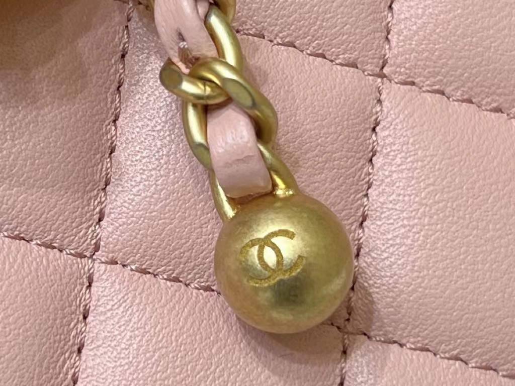 Ellebag super replica The Charming Allure of the Chanel Classic Flap with CC Gold Ball on Chain in Pink(2024 Dec Updated)-Ti o dara ju Didara iro Louis Vuitton apo Online itaja, Ajọra onise apo ru