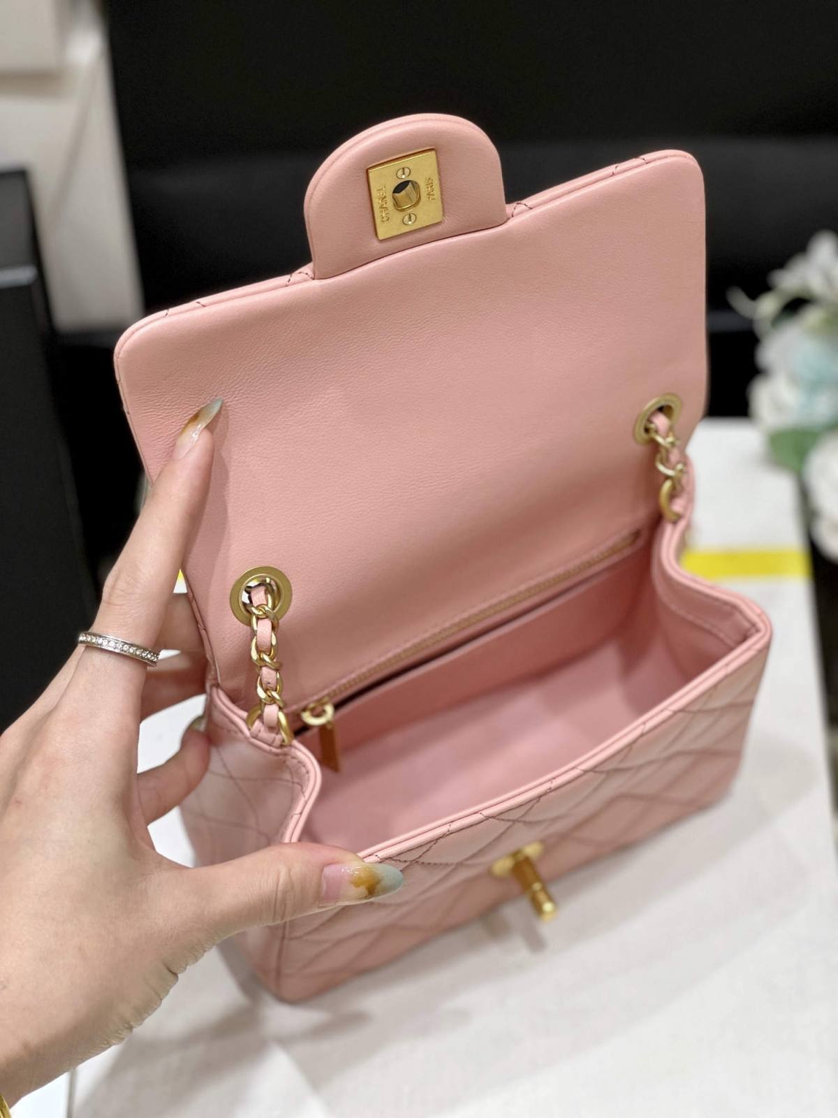 Ellebag super replica The Charming Allure of the Chanel Classic Flap with CC Gold Ball on Chain in Pink(2024 Dec Updated)-Ti o dara ju Didara iro Louis Vuitton apo Online itaja, Ajọra onise apo ru