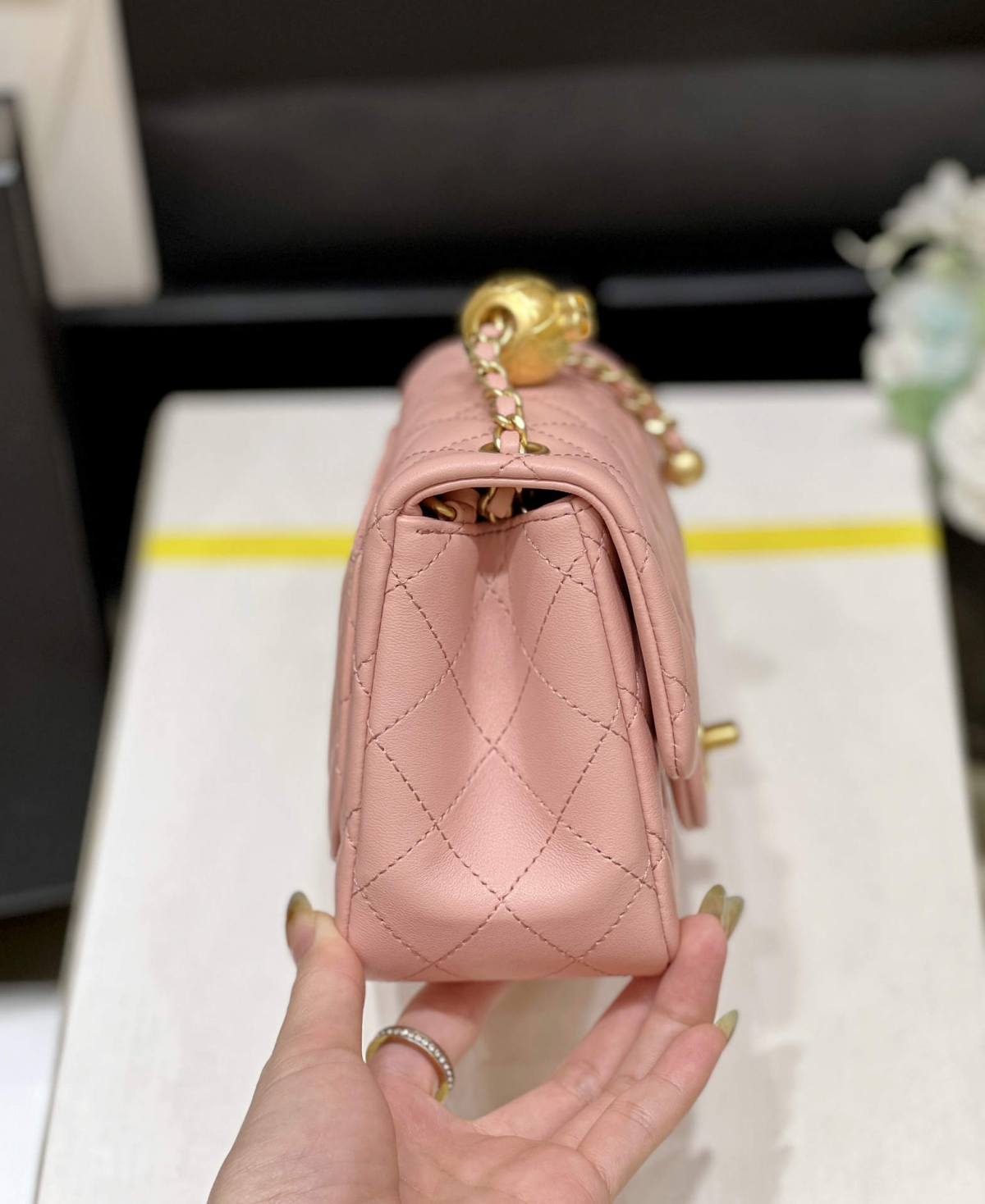 Ellebag super replica The Charming Allure of the Chanel Classic Flap with CC Gold Ball on Chain in Pink(2024 Dec Updated)-Ti o dara ju Didara iro Louis Vuitton apo Online itaja, Ajọra onise apo ru