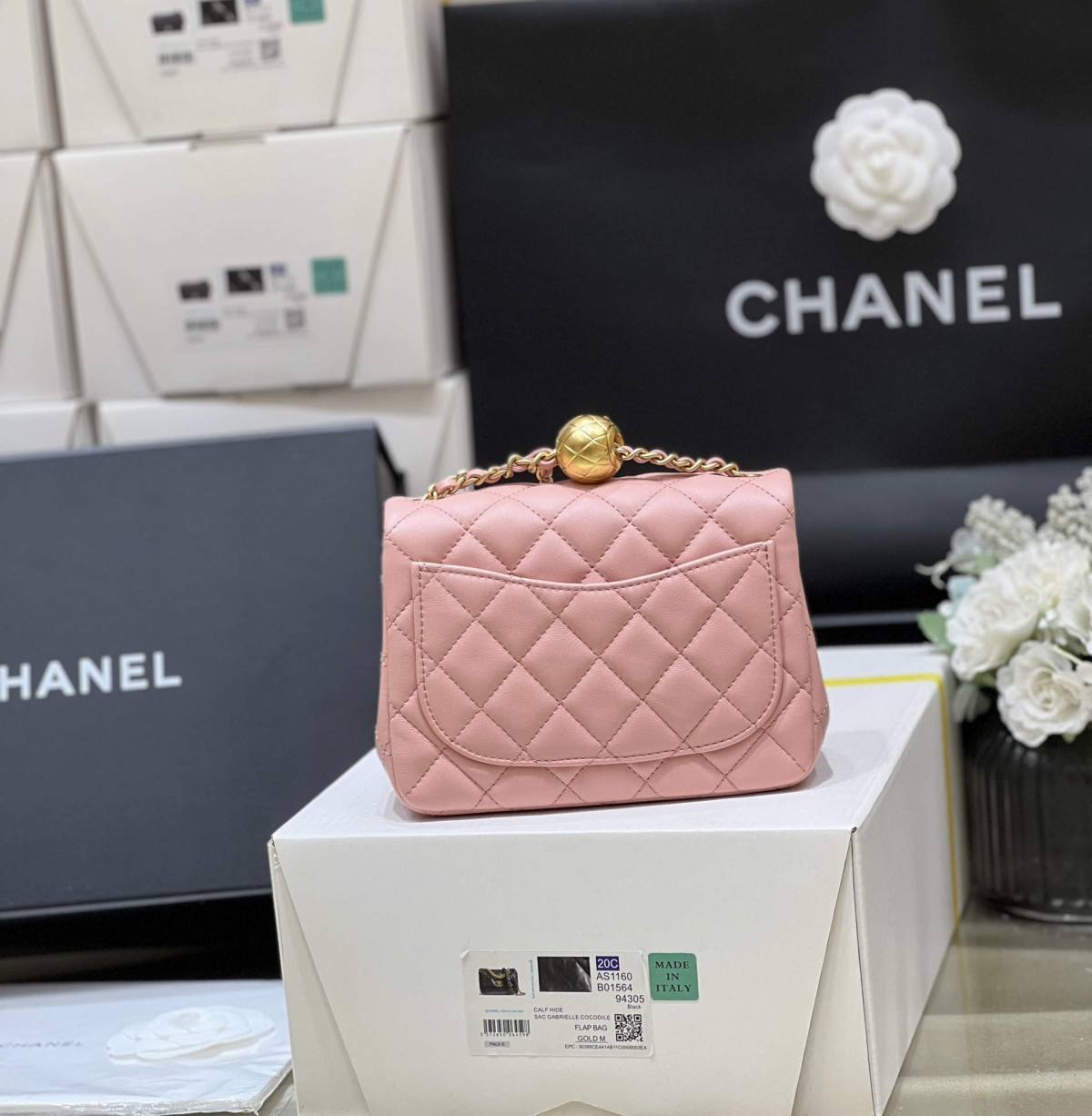 Ellebag super replica The Charming Allure of the Chanel Classic Flap with CC Gold Ball on Chain in Pink(2024 Dec Updated)-Ti o dara ju Didara iro Louis Vuitton apo Online itaja, Ajọra onise apo ru