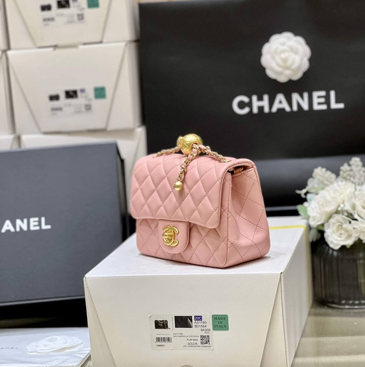 Ellebag super replica The Charming Allure of the Chanel Classic Flap with CC Gold Ball on Chain in Pink(2024 Dec Updated)-Ti o dara ju Didara iro Louis Vuitton apo Online itaja, Ajọra onise apo ru