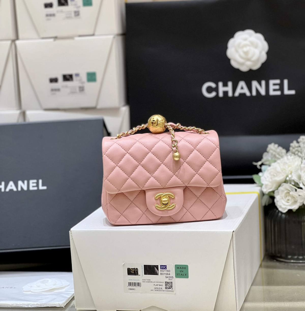 Ellebag super replica The Charming Allure of the Chanel Classic Flap with CC Gold Ball on Chain in Pink(2024 Dec Updated)-Ti o dara ju Didara iro Louis Vuitton apo Online itaja, Ajọra onise apo ru