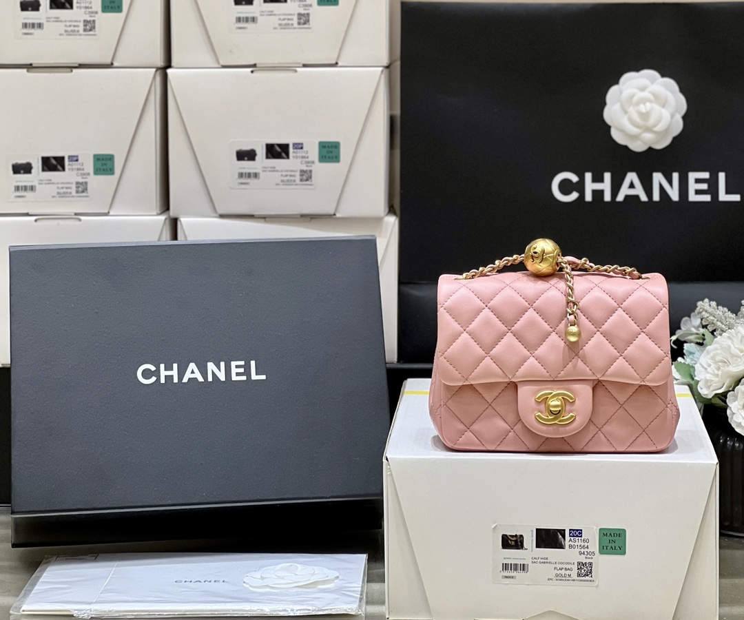 Ellebag super replica The Charming Allure of the Chanel Classic Flap with CC Gold Ball on Chain in Pink(2024 Dec Updated)-Ti o dara ju Didara iro Louis Vuitton apo Online itaja, Ajọra onise apo ru