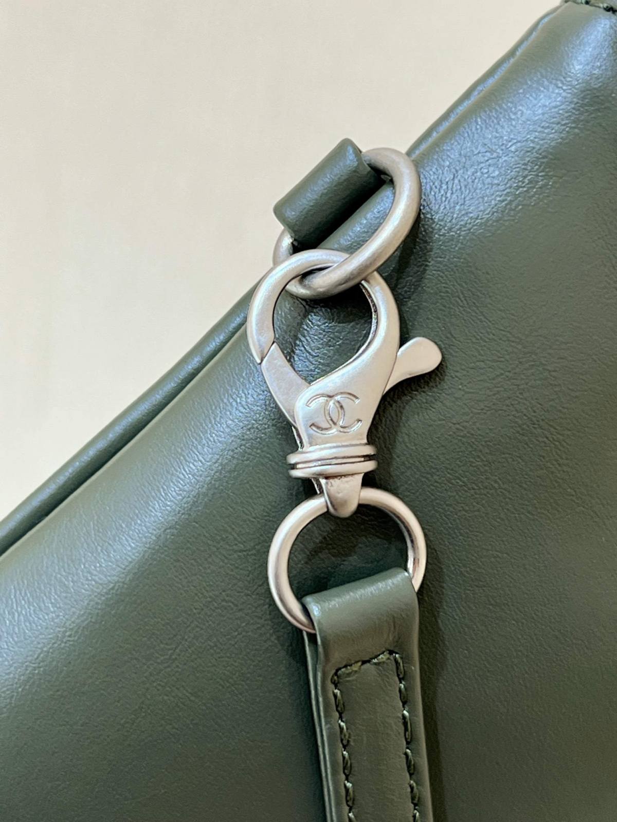 Ellebag top replica Chanel 22 Handbag in Green: A Testament to Excellence in Craftsmanship(2024 Dec Updated)-L-Aħjar Kwalità Foloz Louis Vuitton Bag Online Store, Replica designer bag ru