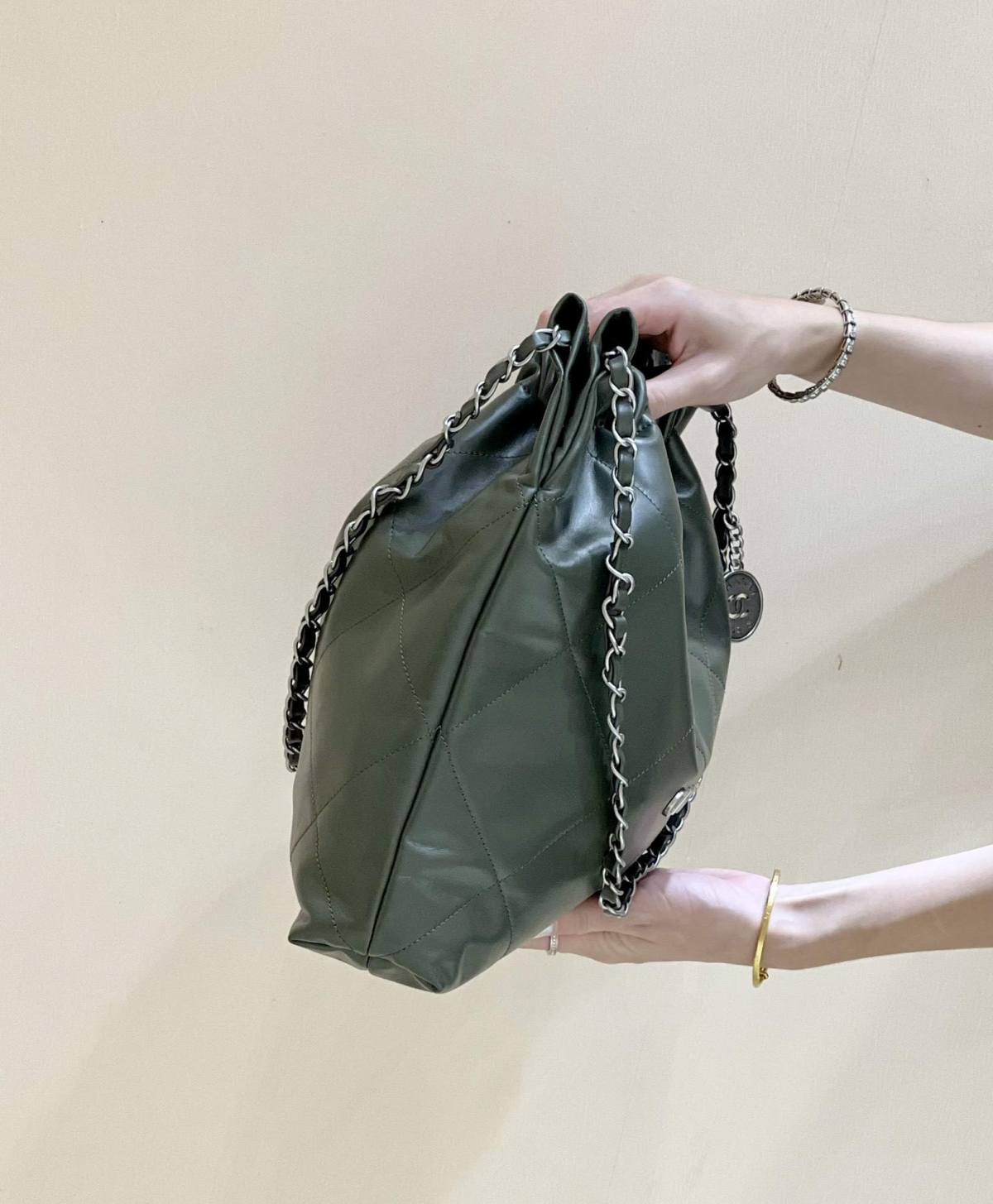 Ellebag top replica Chanel 22 Handbag in Green: A Testament to Excellence in Craftsmanship(2024 Dec Updated)-L-Aħjar Kwalità Foloz Louis Vuitton Bag Online Store, Replica designer bag ru