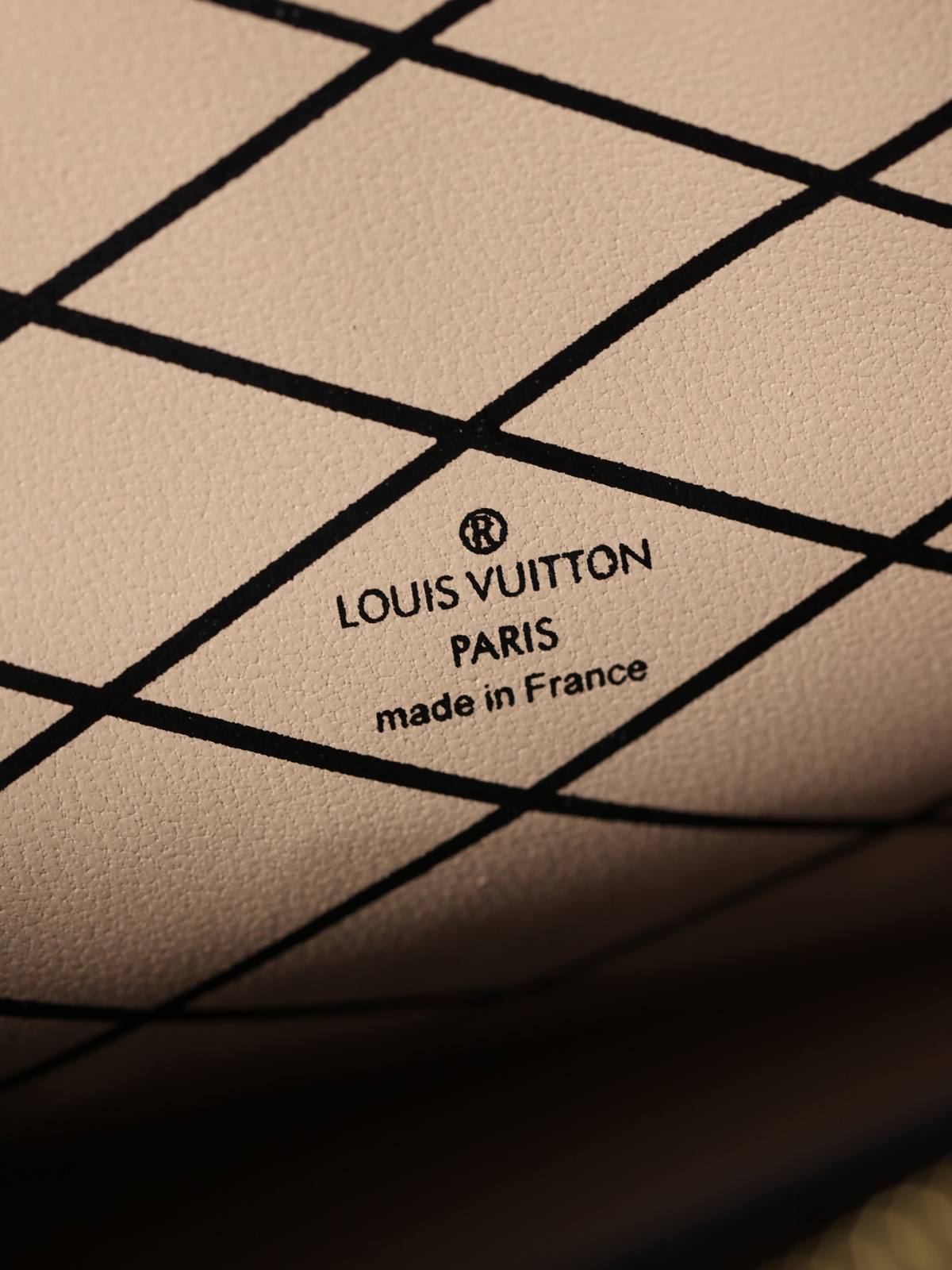 Ellebag’s 1:1 Replica of Louis Vuitton M43596 Soft Box Bag(2024 Dec Updated)-Tayada ugu Fiican ee Louis Vuitton Boorsada Online Store, Bac naqshadeeye nuqul ah