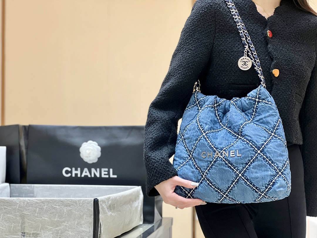 Ellebag’s Exquisite Replica of the Chanel 22 Small Handbag: A Denim Masterpiece with Silver-Tone Hardware(2024 Dec Updated)-Best Quality Fake Louis Vuitton Bag Online Store, Replica designer bag ru