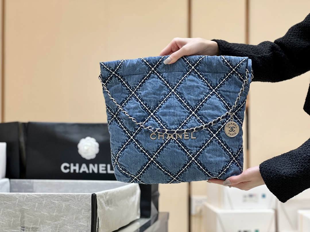 Ellebag’s Exquisite Replica of the Chanel 22 Small Handbag: A Denim Masterpiece with Silver-Tone Hardware(2024 Dec Updated)-Best Quality Fake Louis Vuitton Bag Online Store, Replica designer bag ru