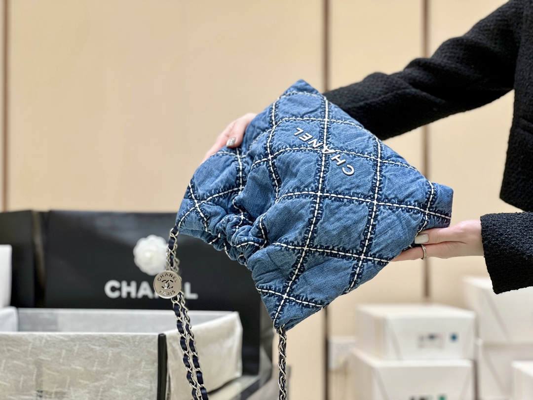 Ellebag’s Exquisite Replica of the Chanel 22 Small Handbag: A Denim Masterpiece with Silver-Tone Hardware(2024 Dec Updated)-Best Quality Fake Louis Vuitton Bag Online Store, Replica designer bag ru