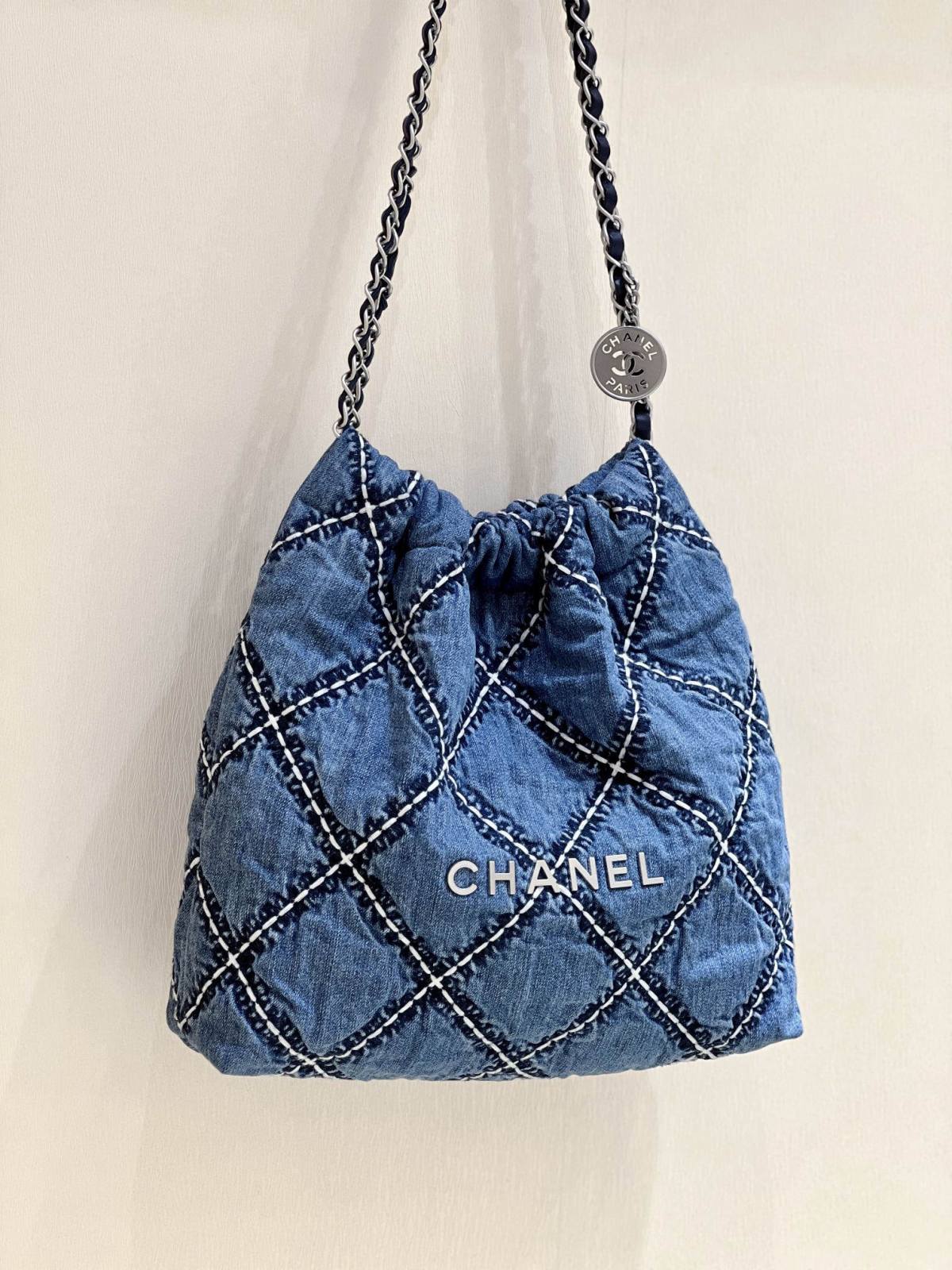 Ellebag’s Exquisite Replica of the Chanel 22 Small Handbag: A Denim Masterpiece with Silver-Tone Hardware(2024 Dec Updated)-Best Quality Fake Louis Vuitton Bag Online Store, Replica designer bag ru