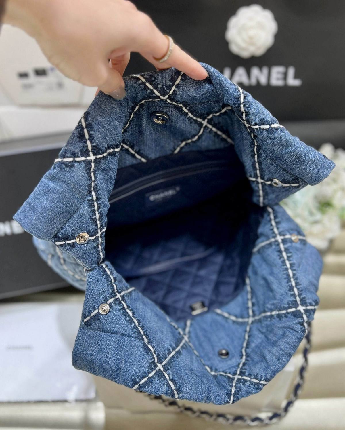 Ellebag’s Exquisite Replica of the Chanel 22 Small Handbag: A Denim Masterpiece with Silver-Tone Hardware(2024 Dec Updated)-Best Quality Fake Louis Vuitton Bag Online Store, Replica designer bag ru