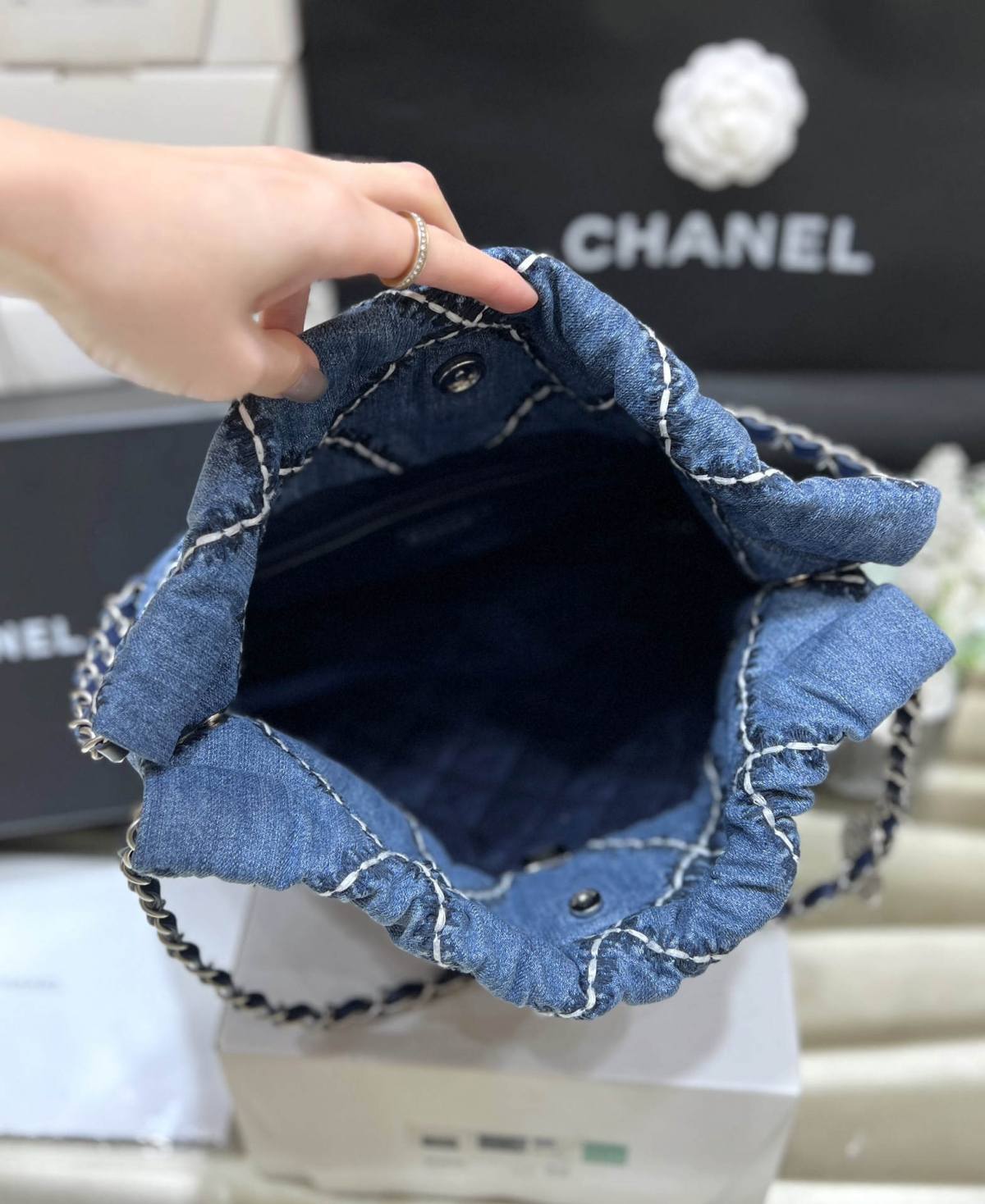 Ellebag’s Exquisite Replica of the Chanel 22 Small Handbag: A Denim Masterpiece with Silver-Tone Hardware(2024 Dec Updated)-Best Quality Fake Louis Vuitton Bag Online Store, Replica designer bag ru