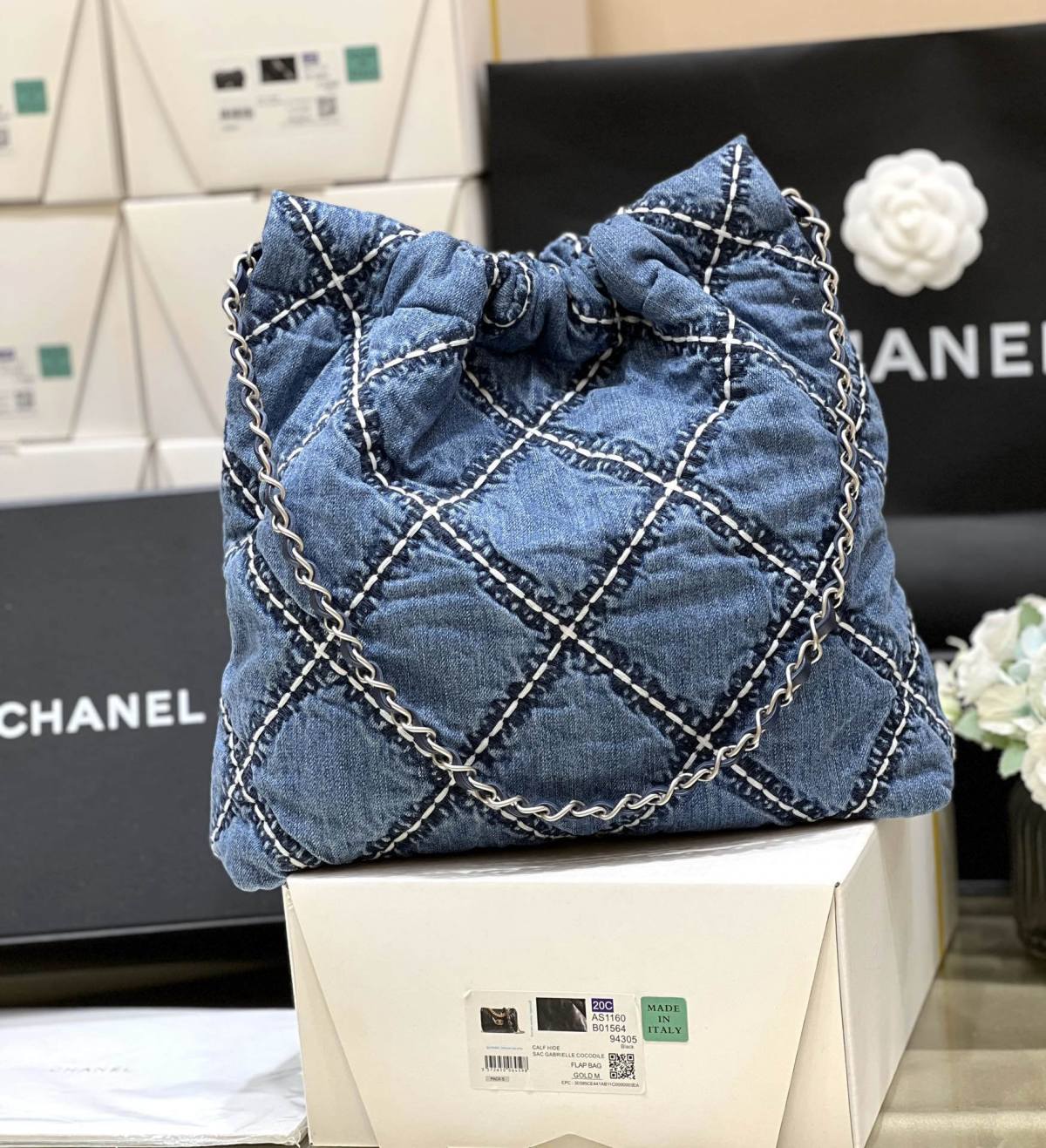 Ellebag’s Exquisite Replica of the Chanel 22 Small Handbag: A Denim Masterpiece with Silver-Tone Hardware(2024 Dec Updated)-Best Quality Fake Louis Vuitton Bag Online Store, Replica designer bag ru