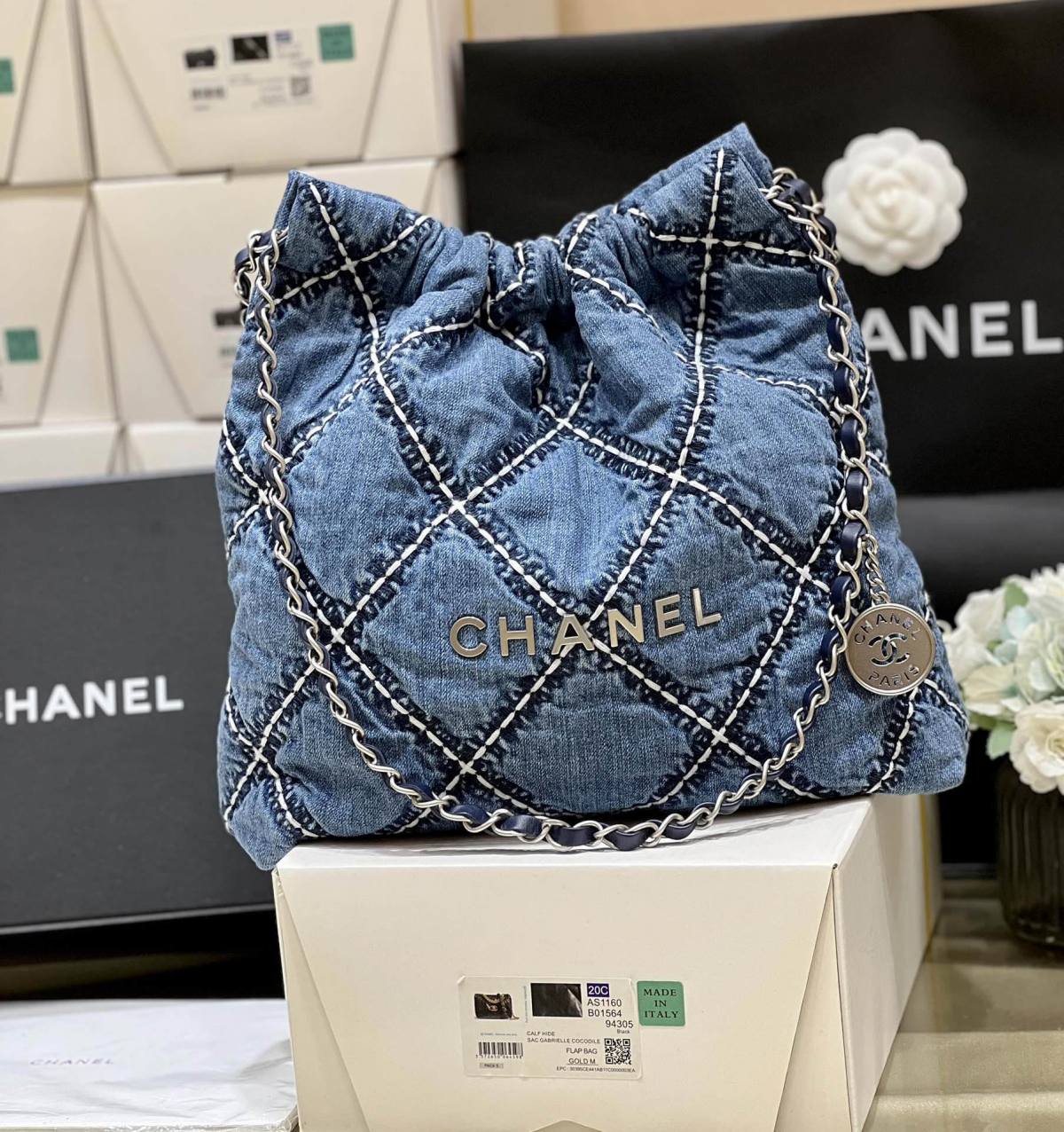 Ellebag’s Exquisite Replica of the Chanel 22 Small Handbag: A Denim Masterpiece with Silver-Tone Hardware(2024 Dec Updated)-Best Quality Fake Louis Vuitton Bag Online Store, Replica designer bag ru