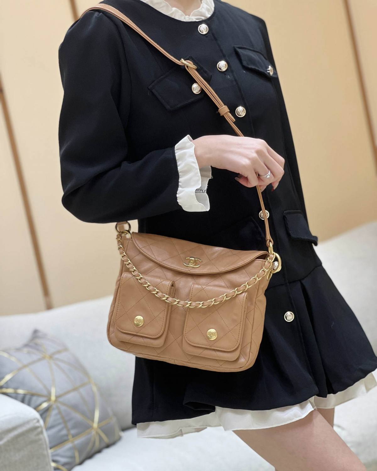 Ellebag’s Exquisite Replica of the Chanel 24P Hobo Bag: A 24cm Masterpiece with Pearl Chain and Champagne Gold Hardware(2024 Dec Updated)-Best Quality Fake Louis Vuitton Bag Online Store, Replica designer bag ru