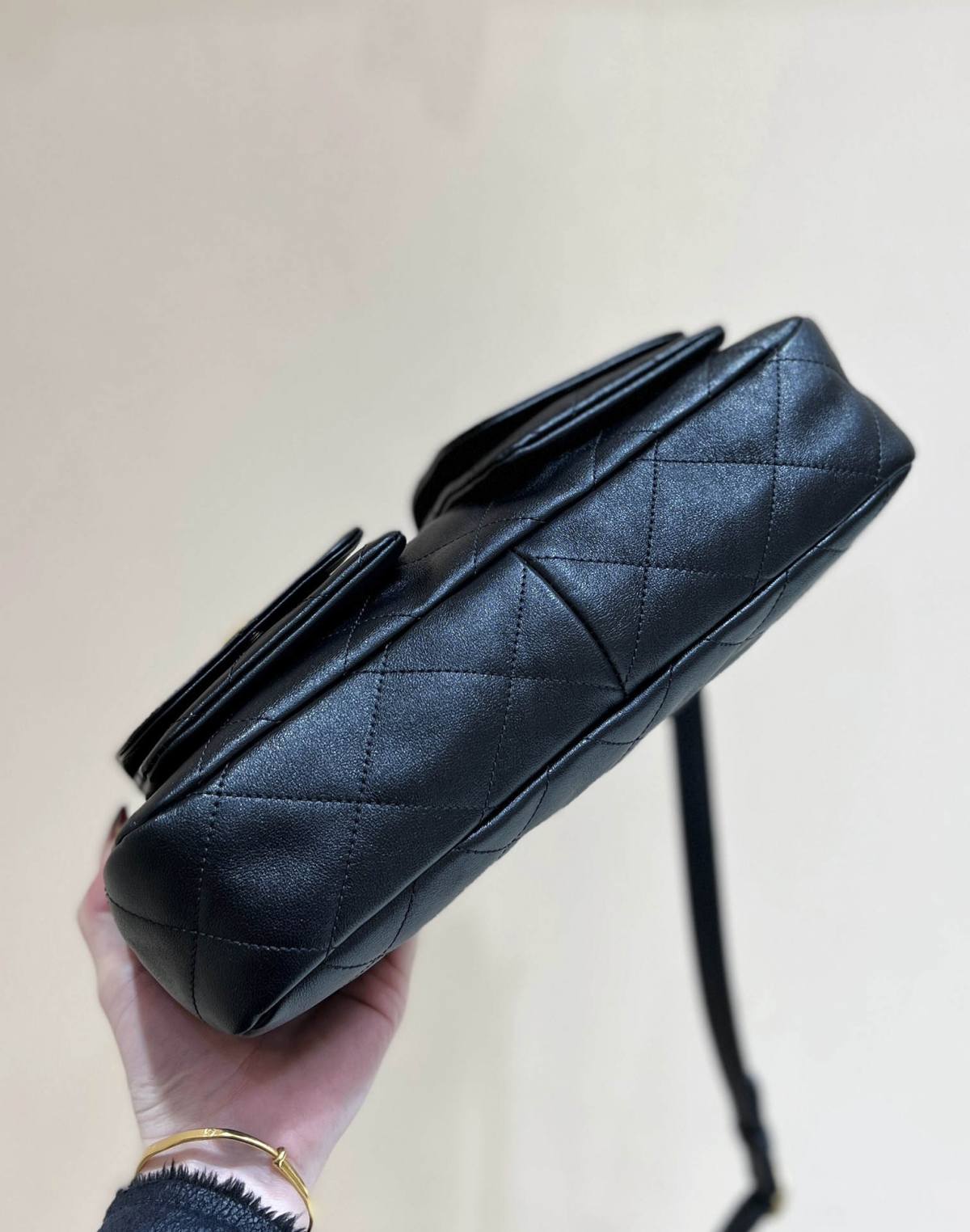 Ellebag’s Exquisite Replica of the Chanel 24P Hobo Bag: A 30cm Black Masterpiece with Aged Hardware(2024 Dec Updated)-Best Quality Fake Louis Vuitton Bag Online Store, Replica designer bag ru