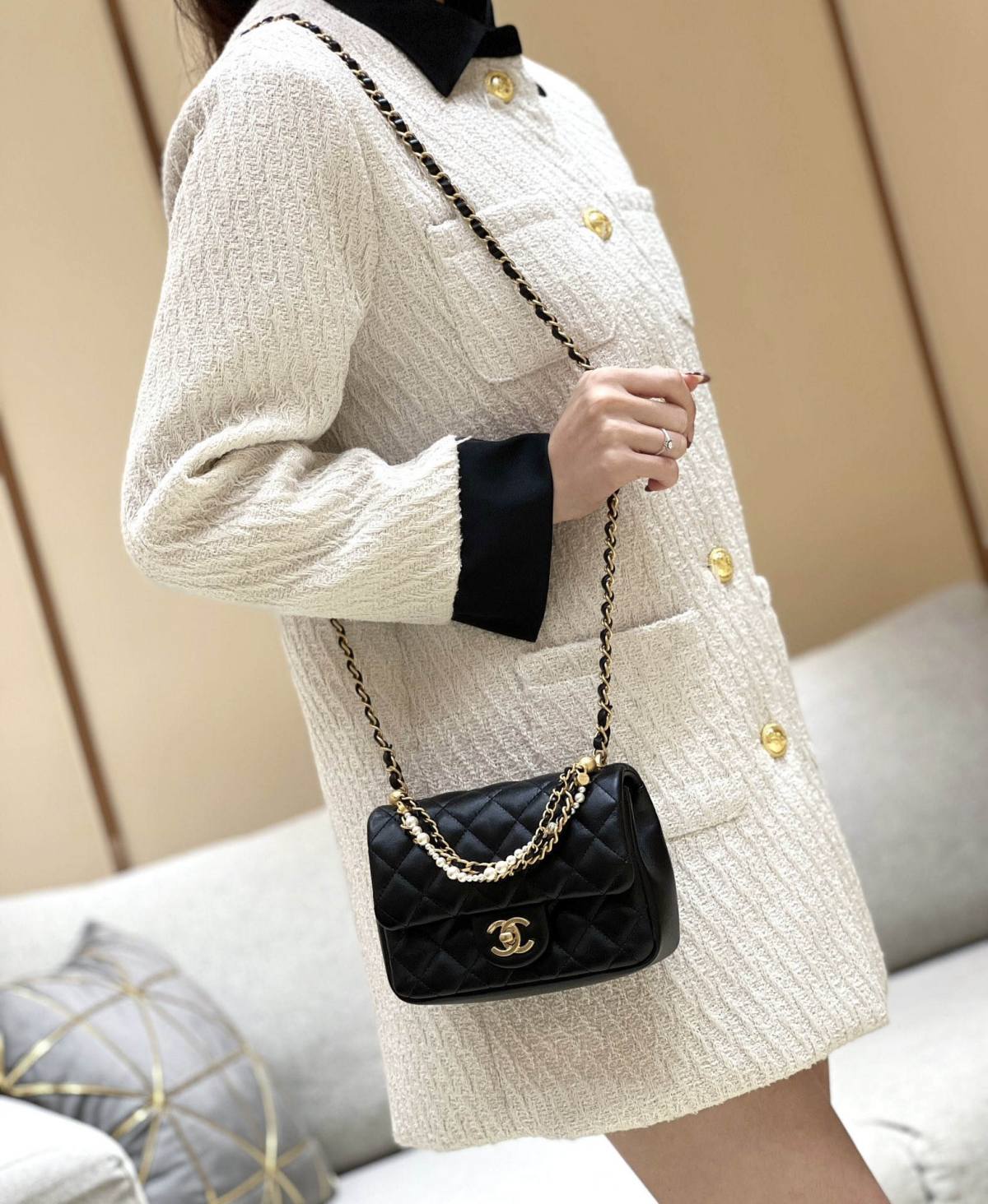 Ellebag’s Exquisite Replica of the Chanel Mini Flap Bag with Pearl Chain: A 17cm Light Beige Lambskin Masterpiece(2024 Dec Updated)-Pangalusna kualitas palsu Louis Vuitton Kantong Toko Online, Replica desainer kantong ru