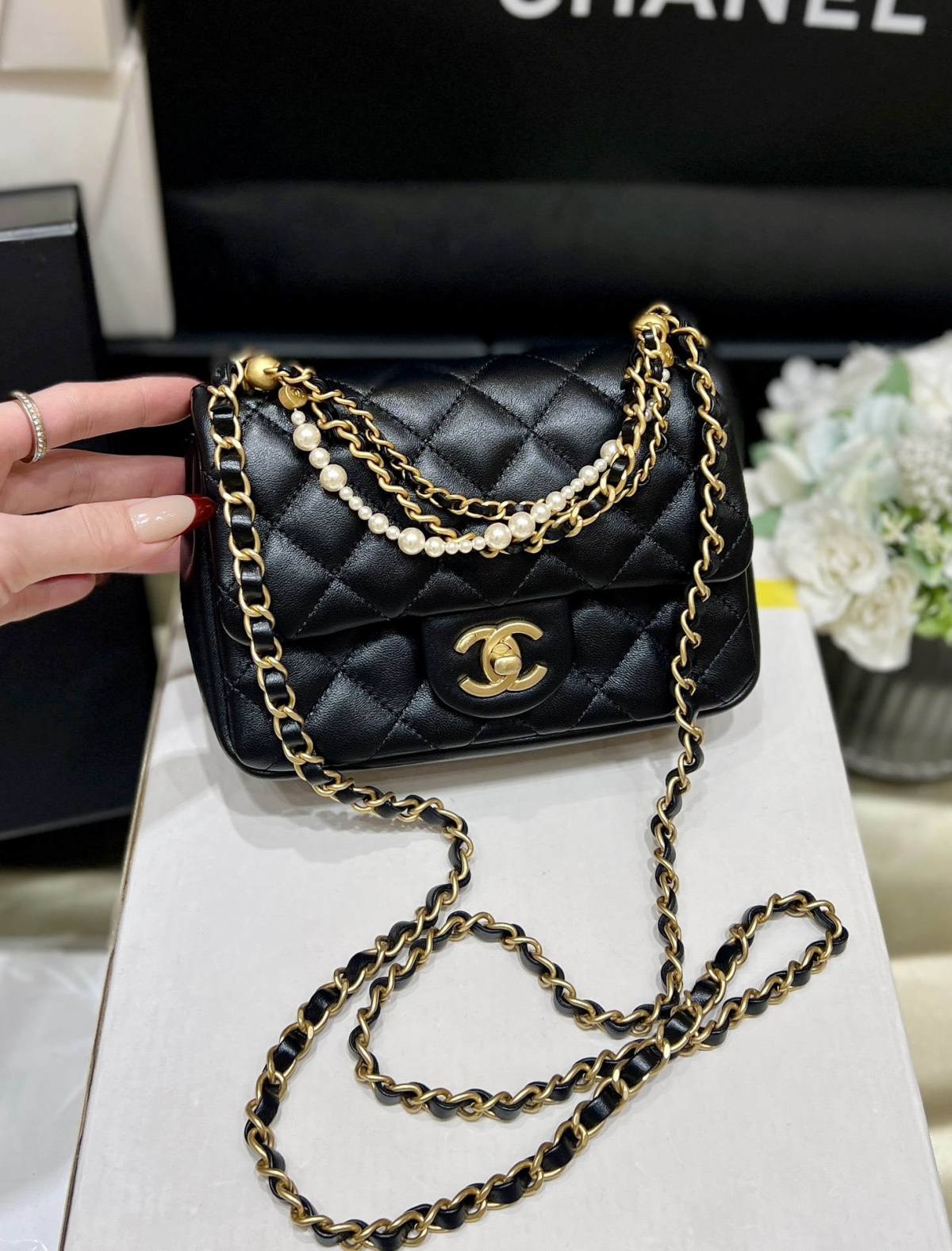 Ellebag’s Exquisite Replica of the Chanel Mini Flap Bag with Pearl Chain: A 17cm Light Beige Lambskin Masterpiece(2024 Dec Updated)-Pangalusna kualitas palsu Louis Vuitton Kantong Toko Online, Replica desainer kantong ru