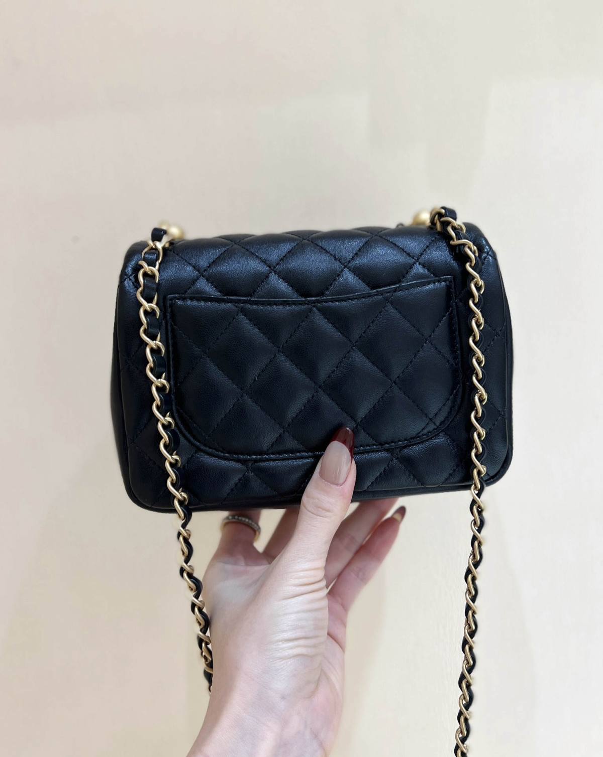 Ellebag’s Exquisite Replica of the Chanel Mini Flap Bag with Pearl Chain: A 17cm Light Beige Lambskin Masterpiece(2024 Dec Updated)-Pangalusna kualitas palsu Louis Vuitton Kantong Toko Online, Replica desainer kantong ru