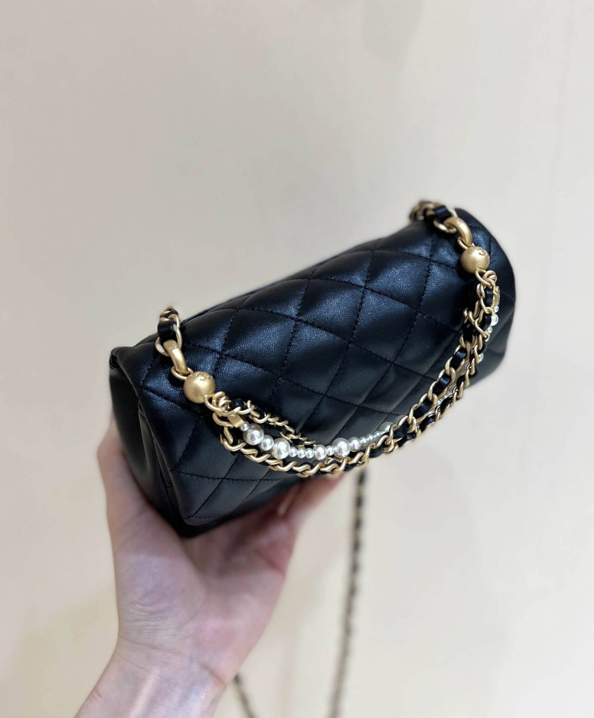 Ellebag’s Exquisite Replica of the Chanel Mini Flap Bag with Pearl Chain: A 17cm Light Beige Lambskin Masterpiece(2024 Dec Updated)-Pangalusna kualitas palsu Louis Vuitton Kantong Toko Online, Replica desainer kantong ru