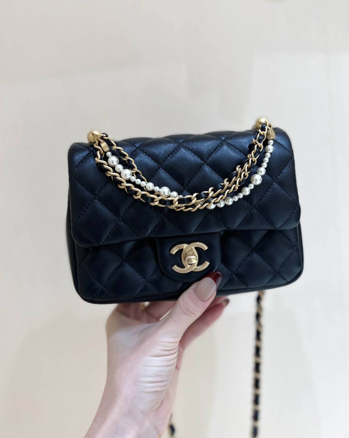 Ellebag’s Exquisite Replica of the Chanel Mini Flap Bag with Pearl Chain: A 17cm Light Beige Lambskin Masterpiece(2024 Dec Updated)-Pangalusna kualitas palsu Louis Vuitton Kantong Toko Online, Replica desainer kantong ru