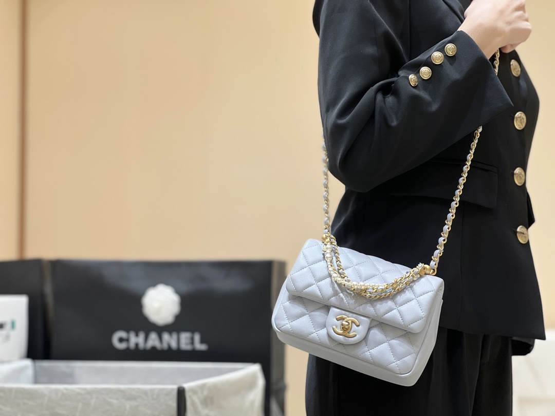 Ellebag’s Exquisite Replica of the Chanel Mini Flap Bag with Pearl Chain: A 17cm Sky Blue Lambskin Masterpiece(2024 Dec Updated)-ร้านค้าออนไลน์กระเป๋า Louis Vuitton ปลอมคุณภาพดีที่สุด, กระเป๋าออกแบบจำลอง ru