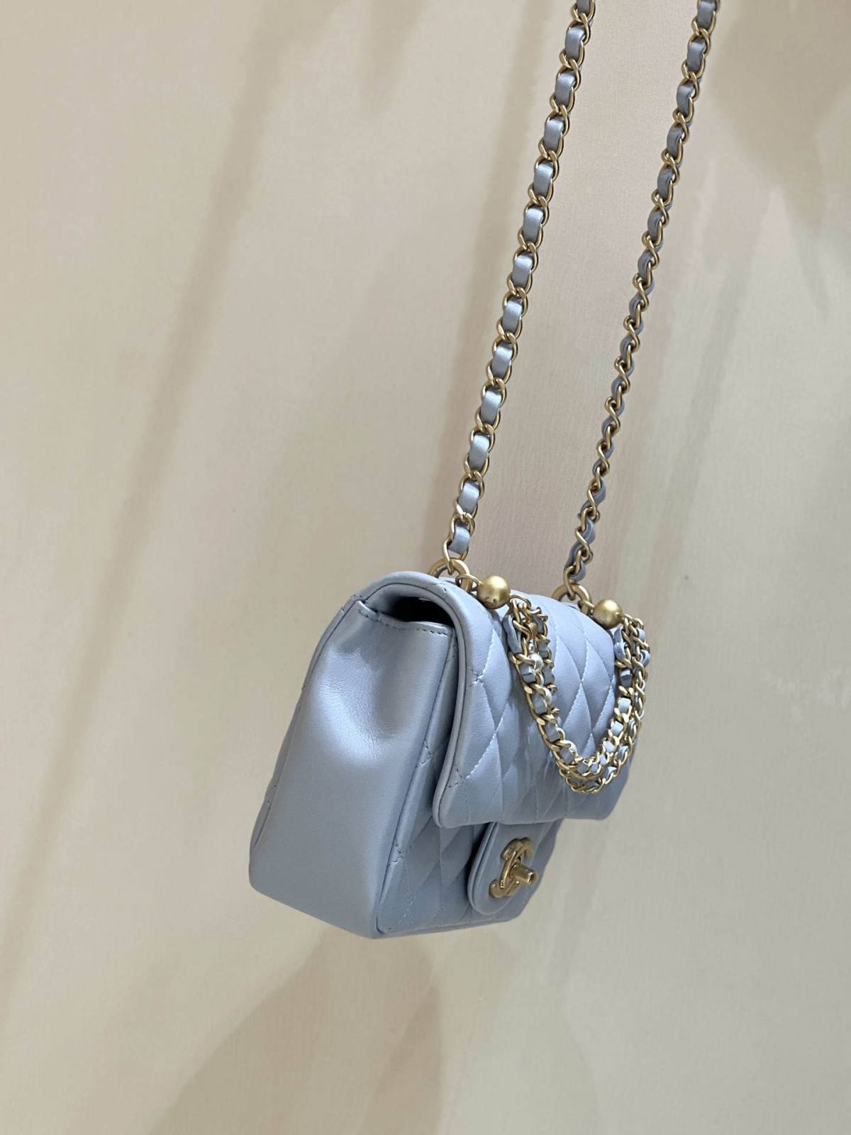 Ellebag’s Exquisite Replica of the Chanel Mini Flap Bag with Pearl Chain: A 17cm Sky Blue Lambskin Masterpiece(2024 Dec Updated)-ร้านค้าออนไลน์กระเป๋า Louis Vuitton ปลอมคุณภาพดีที่สุด, กระเป๋าออกแบบจำลอง ru