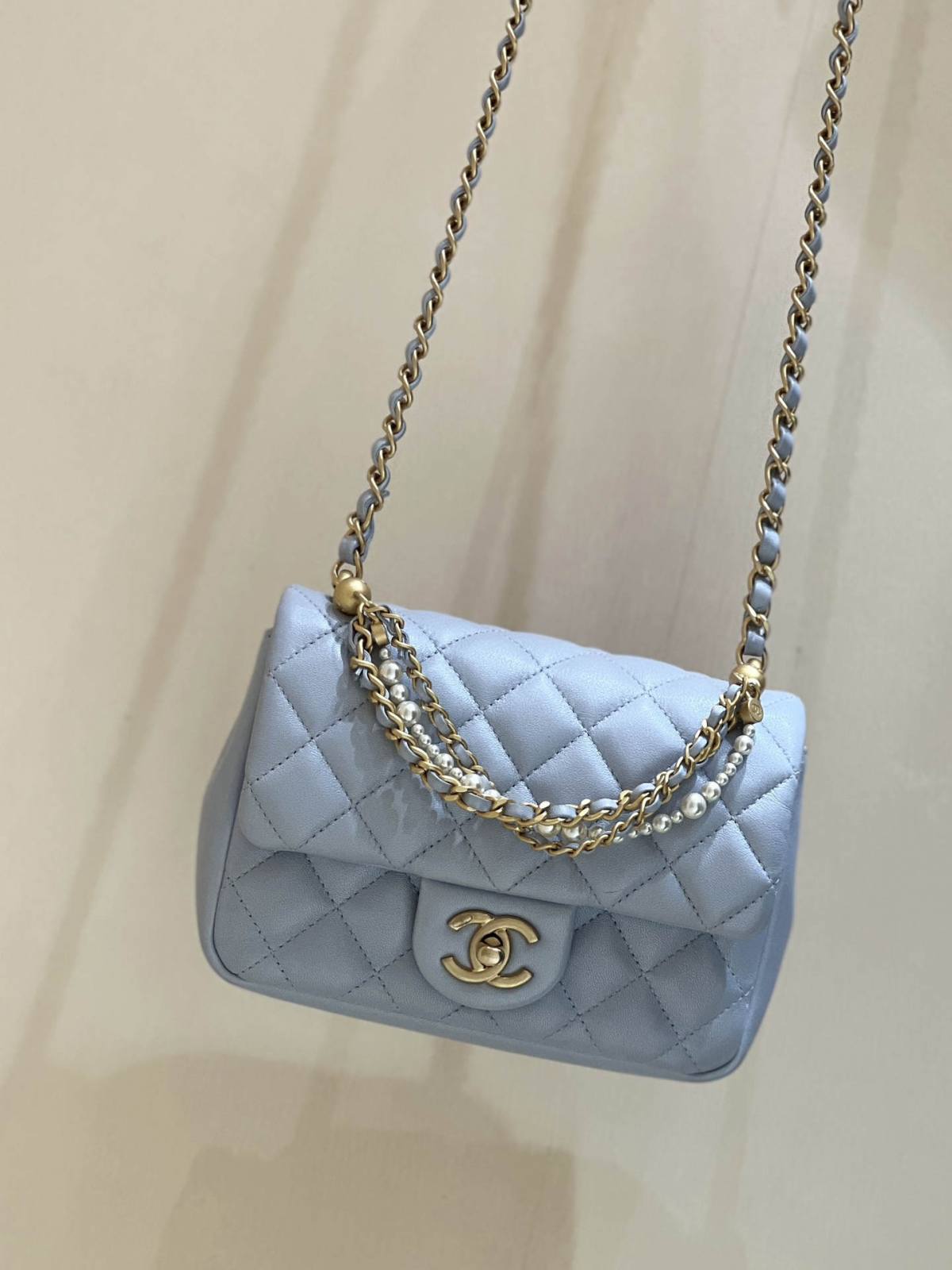 Ellebag’s Exquisite Replica of the Chanel Mini Flap Bag with Pearl Chain: A 17cm Sky Blue Lambskin Masterpiece(2024 Dec Updated)-ร้านค้าออนไลน์กระเป๋า Louis Vuitton ปลอมคุณภาพดีที่สุด, กระเป๋าออกแบบจำลอง ru