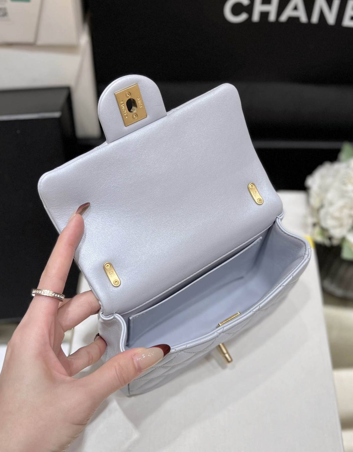 Ellebag’s Exquisite Replica of the Chanel Mini Flap Bag with Pearl Chain: A 17cm Sky Blue Lambskin Masterpiece(2024 Dec Updated)-ร้านค้าออนไลน์กระเป๋า Louis Vuitton ปลอมคุณภาพดีที่สุด, กระเป๋าออกแบบจำลอง ru