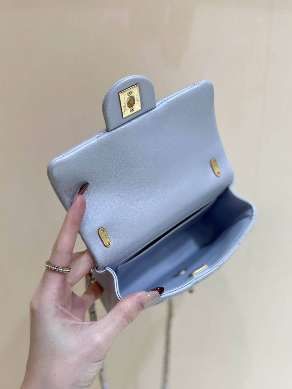 Ellebag’s Exquisite Replica of the Chanel Mini Flap Bag with Pearl Chain: A 17cm Sky Blue Lambskin Masterpiece(2024 Dec Updated)-ร้านค้าออนไลน์กระเป๋า Louis Vuitton ปลอมคุณภาพดีที่สุด, กระเป๋าออกแบบจำลอง ru