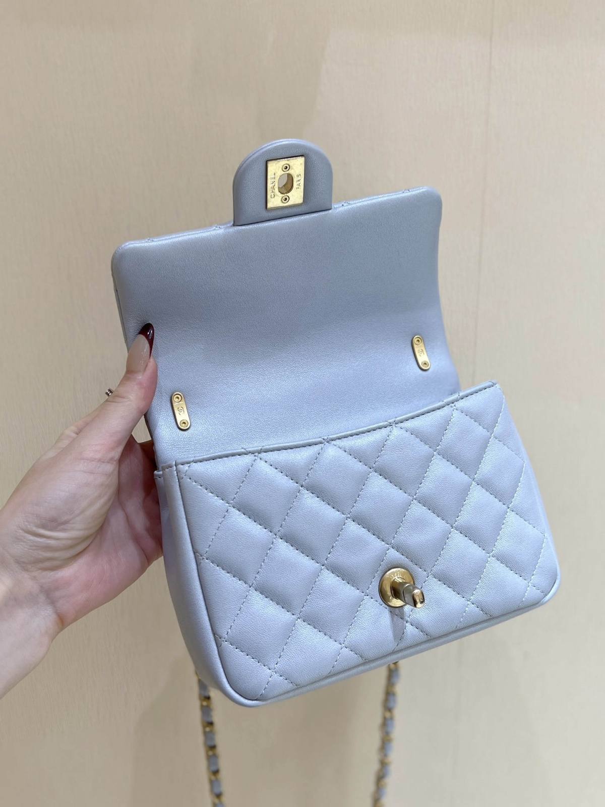 Ellebag’s Exquisite Replica of the Chanel Mini Flap Bag with Pearl Chain: A 17cm Sky Blue Lambskin Masterpiece(2024 Dec Updated)-ร้านค้าออนไลน์กระเป๋า Louis Vuitton ปลอมคุณภาพดีที่สุด, กระเป๋าออกแบบจำลอง ru