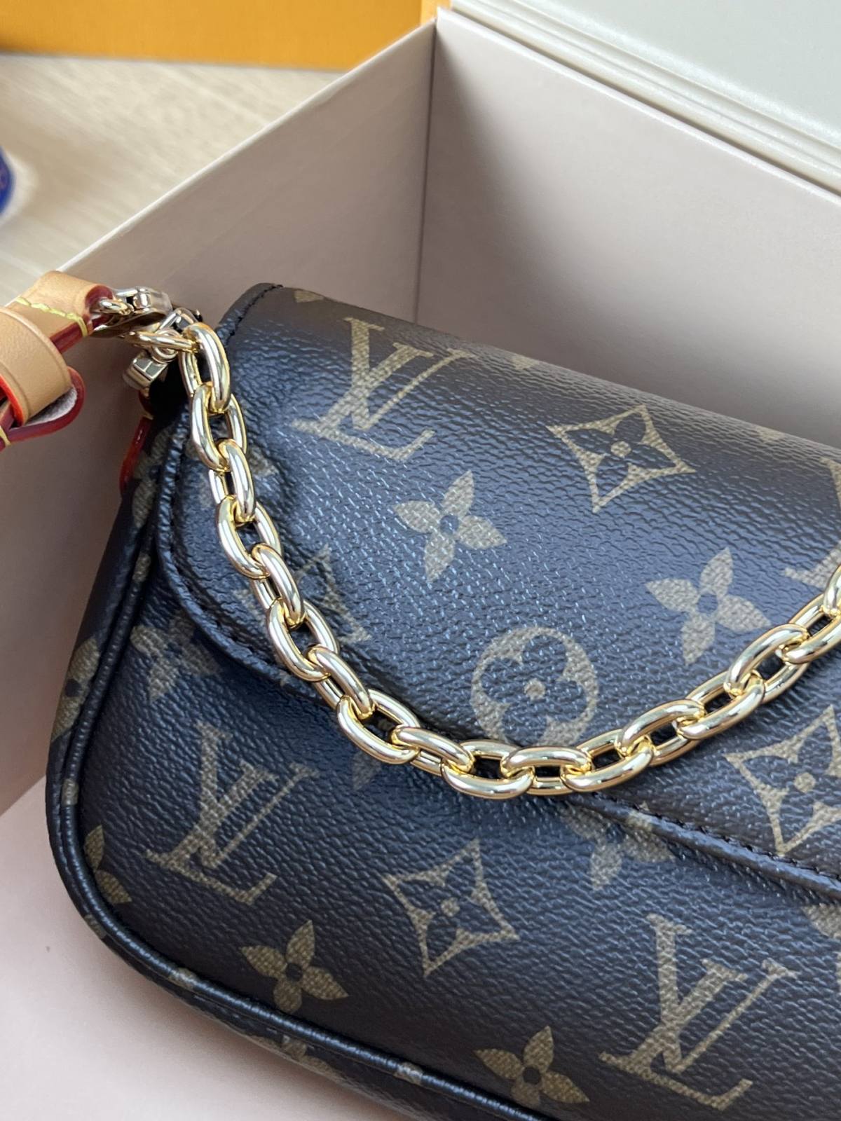 Ellebag’s 1:1 Replica of Louis Vuitton M81911 Wallet On Chain Ivy Handbag(2024 Dec Updated)-ʻOi aku ka maikaʻi o ka ʻeke Louis Vuitton ʻeke hoʻopunipuni ma ka hale kūʻai pūnaewele, ʻeke hoʻolālā kope ru