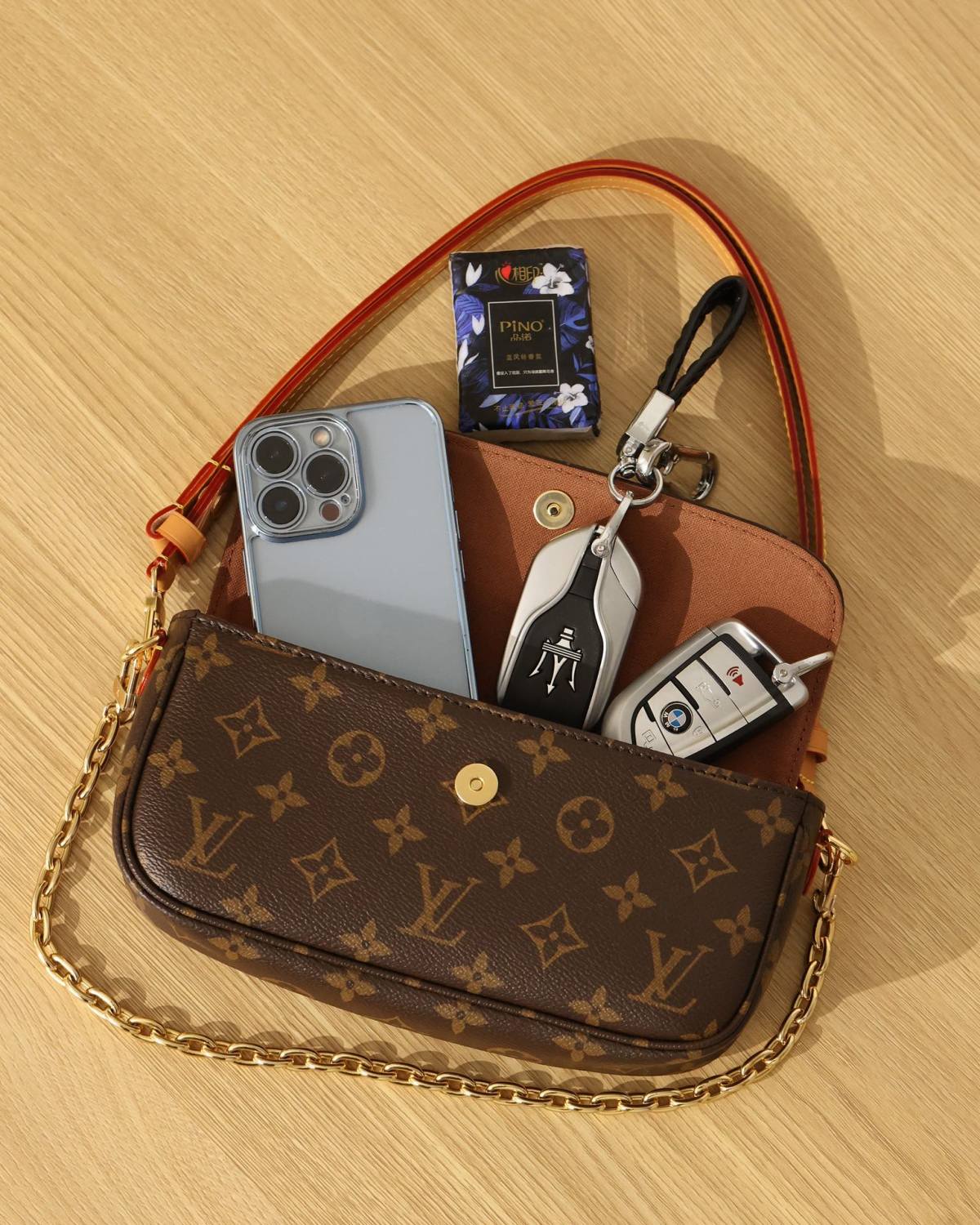 Ellebag’s 1:1 Replica of Louis Vuitton M81911 Wallet On Chain Ivy Handbag(2024 Dec Updated)-ʻOi aku ka maikaʻi o ka ʻeke Louis Vuitton ʻeke hoʻopunipuni ma ka hale kūʻai pūnaewele, ʻeke hoʻolālā kope ru