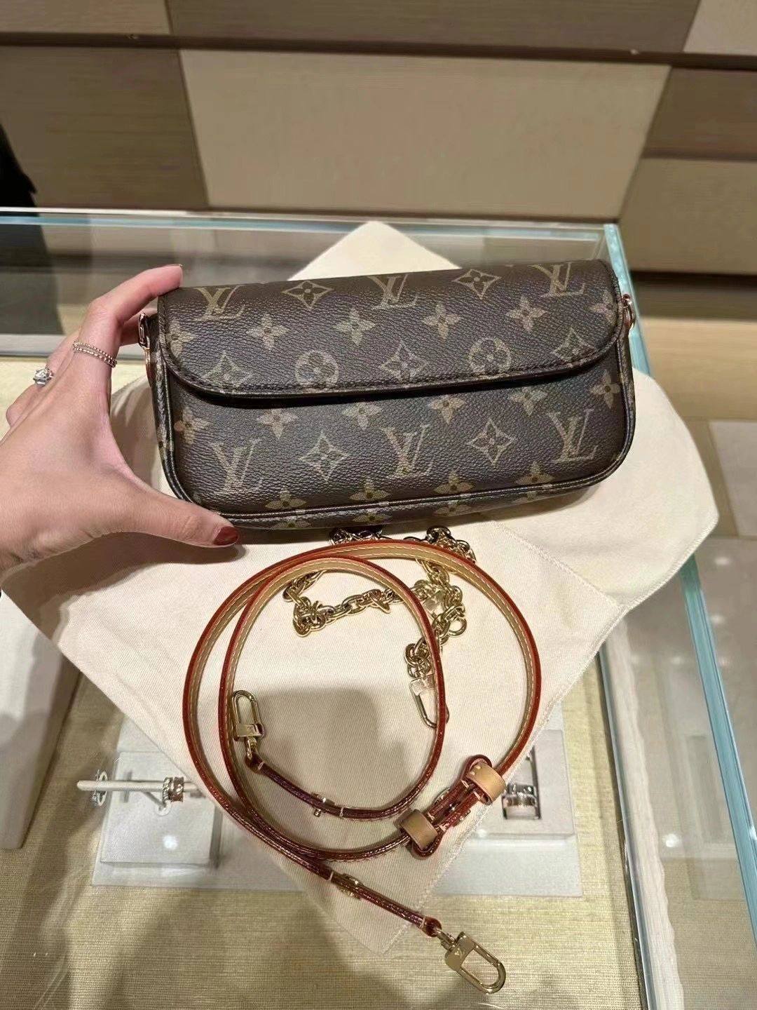 Ellebag’s 1:1 Replica of Louis Vuitton M81911 Wallet On Chain Ivy Handbag(2024 Dec Updated)-ʻOi aku ka maikaʻi o ka ʻeke Louis Vuitton ʻeke hoʻopunipuni ma ka hale kūʻai pūnaewele, ʻeke hoʻolālā kope ru