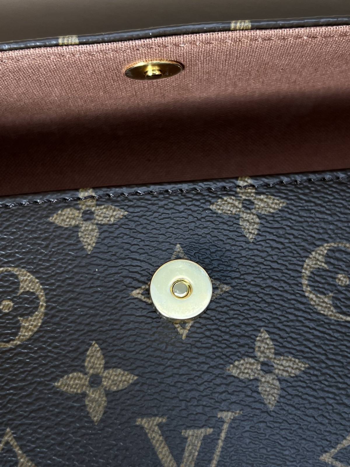 Ellebag’s 1:1 Replica of Louis Vuitton M81911 Wallet On Chain Ivy Handbag(2024 Dec Updated)-ʻOi aku ka maikaʻi o ka ʻeke Louis Vuitton ʻeke hoʻopunipuni ma ka hale kūʻai pūnaewele, ʻeke hoʻolālā kope ru