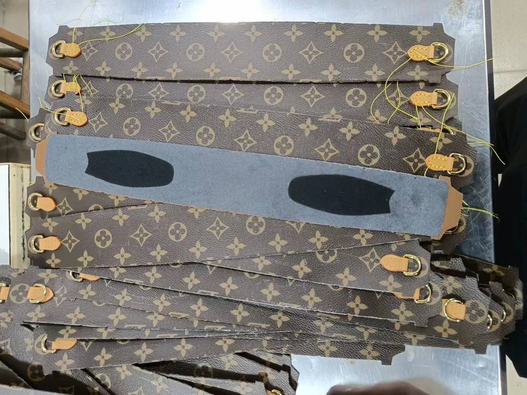 Ellebag’s 1:1 Replica of Louis Vuitton M81911 Wallet On Chain Ivy Handbag(2024 Dec Updated)-ʻOi aku ka maikaʻi o ka ʻeke Louis Vuitton ʻeke hoʻopunipuni ma ka hale kūʻai pūnaewele, ʻeke hoʻolālā kope ru