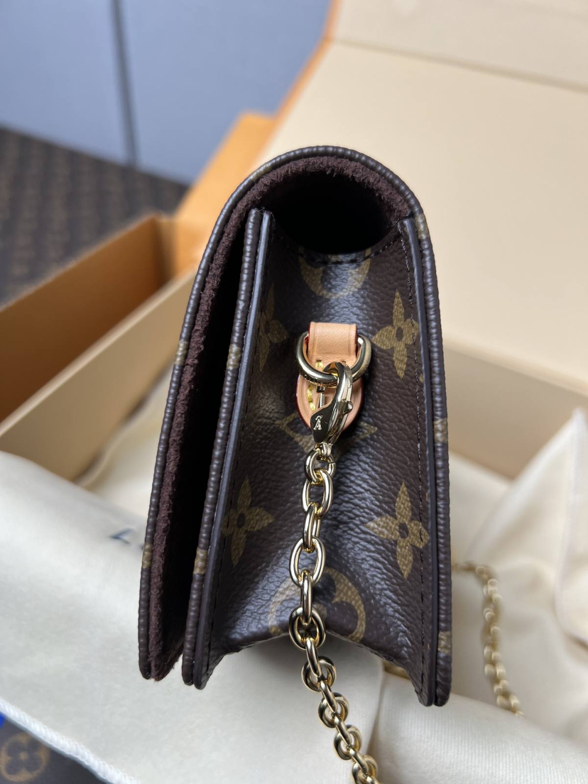 Ellebag’s 1:1 Replica of Louis Vuitton M82509 Wallet On Chain Lily: Craftsmanship and Timeless Elegance(2024 Dec Updated)-ʻOi aku ka maikaʻi o ka ʻeke Louis Vuitton ʻeke hoʻopunipuni ma ka hale kūʻai pūnaewele, ʻeke hoʻolālā kope ru