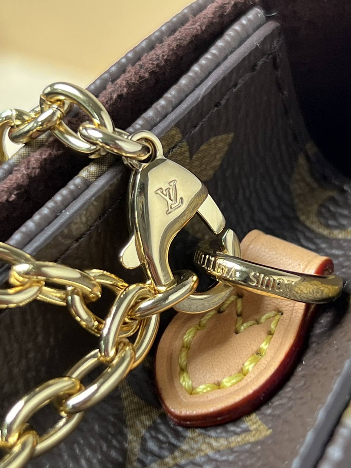 Ellebag’s 1:1 Replica of Louis Vuitton M82509 Wallet On Chain Lily: Craftsmanship and Timeless Elegance(2024 Dec Updated)-ʻOi aku ka maikaʻi o ka ʻeke Louis Vuitton ʻeke hoʻopunipuni ma ka hale kūʻai pūnaewele, ʻeke hoʻolālā kope ru