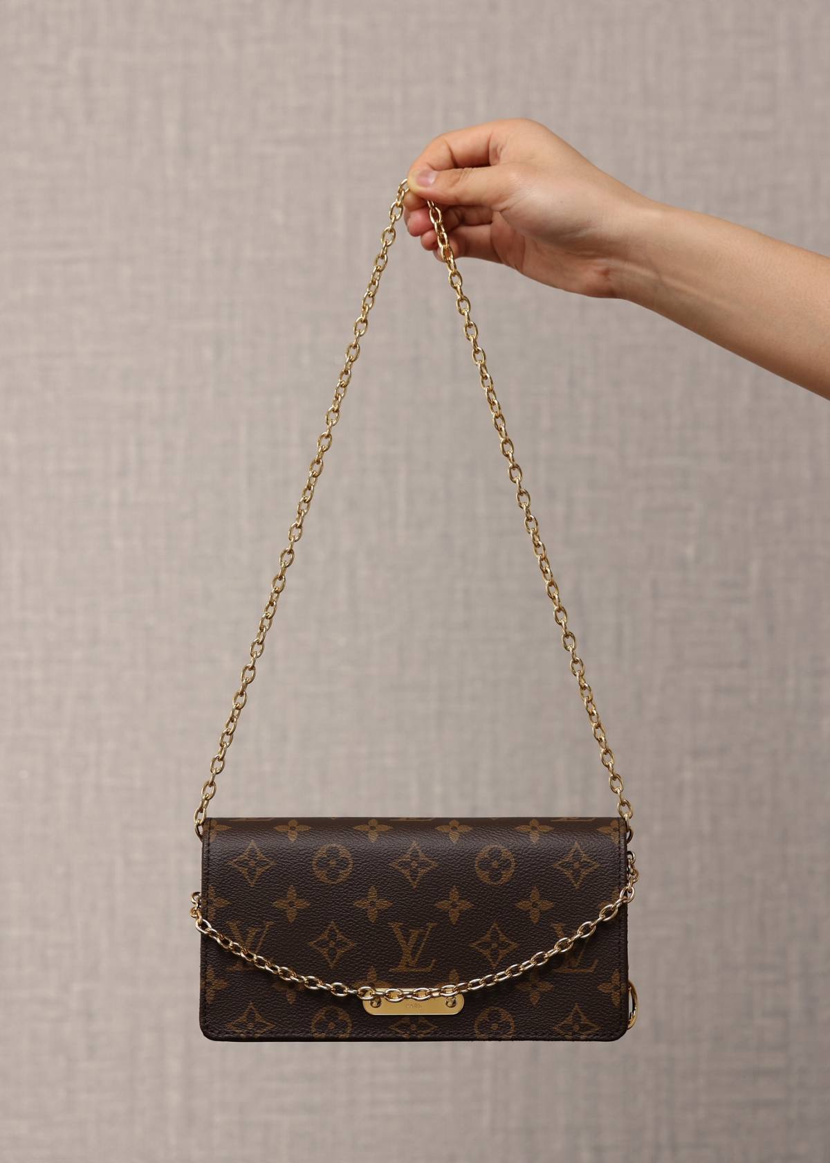 Ellebag’s 1:1 Replica of Louis Vuitton M82509 Wallet On Chain Lily: Craftsmanship and Timeless Elegance(2024 Dec Updated)-ʻOi aku ka maikaʻi o ka ʻeke Louis Vuitton ʻeke hoʻopunipuni ma ka hale kūʻai pūnaewele, ʻeke hoʻolālā kope ru