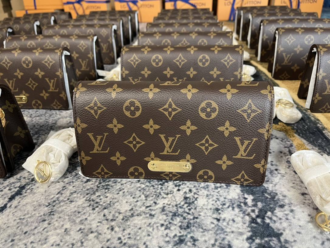 Ellebag’s 1:1 Replica of Louis Vuitton M82509 Wallet On Chain Lily: Craftsmanship and Timeless Elegance(2024 Dec Updated)-ʻOi aku ka maikaʻi o ka ʻeke Louis Vuitton ʻeke hoʻopunipuni ma ka hale kūʻai pūnaewele, ʻeke hoʻolālā kope ru