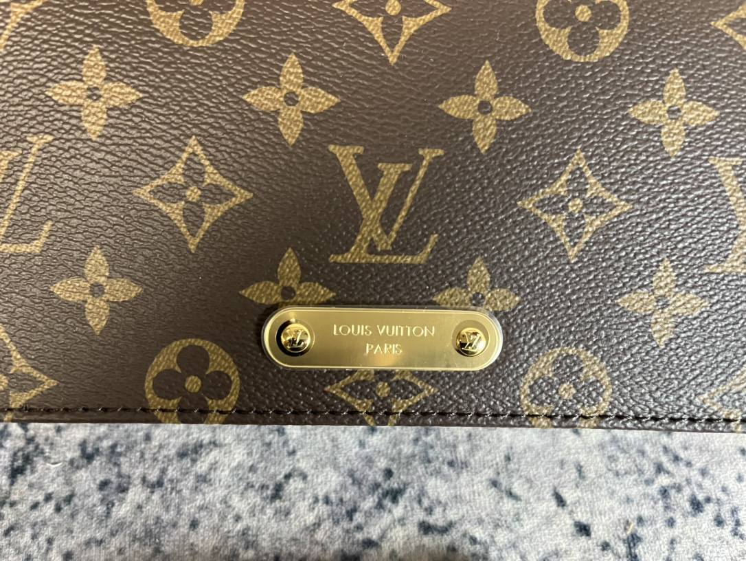 Ellebag’s 1:1 Replica of Louis Vuitton M82509 Wallet On Chain Lily: Craftsmanship and Timeless Elegance(2024 Dec Updated)-ʻOi aku ka maikaʻi o ka ʻeke Louis Vuitton ʻeke hoʻopunipuni ma ka hale kūʻai pūnaewele, ʻeke hoʻolālā kope ru